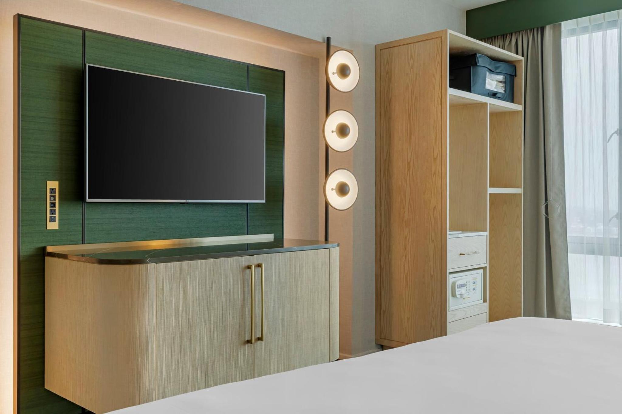 Deluxe Room with King Bed - City View - Photo 2