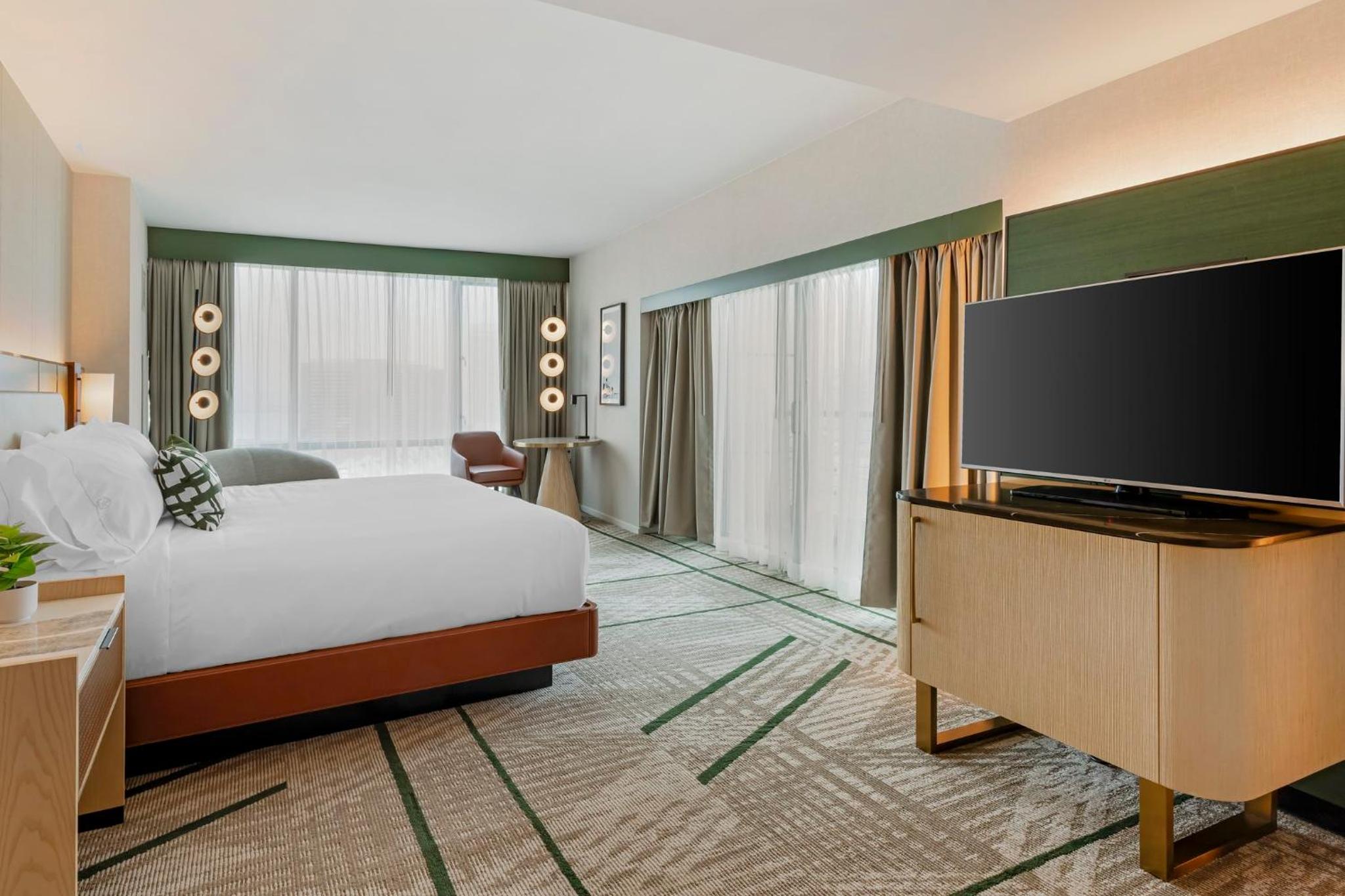 Junior Suite with King Bed - City View - Photo 2