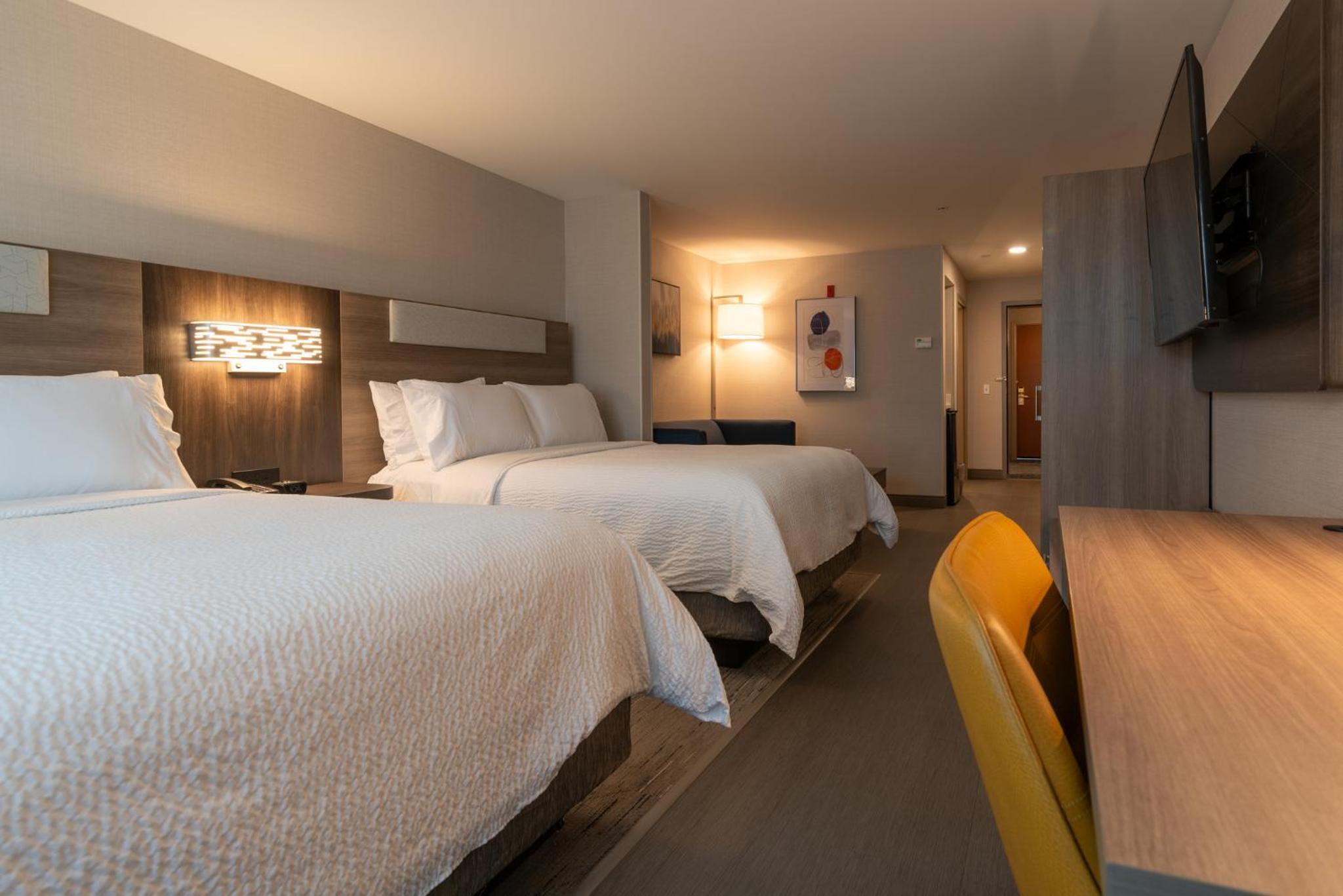 Queen Suite with Two Queen Beds and Sofa Bed - Photo 8