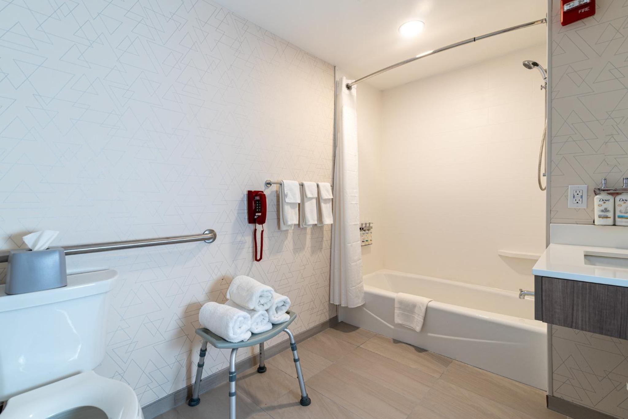 Standard Queen Room with Two Queen Beds - Communications and Mobility Accessible - Photo 5