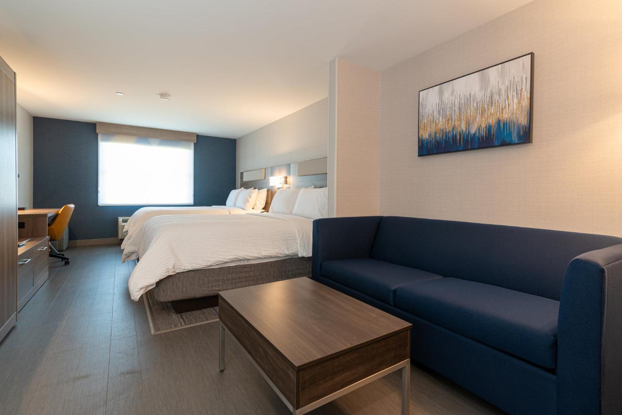 Queen Suite with Two Queen Beds and Sofa Bed - Photo 5
