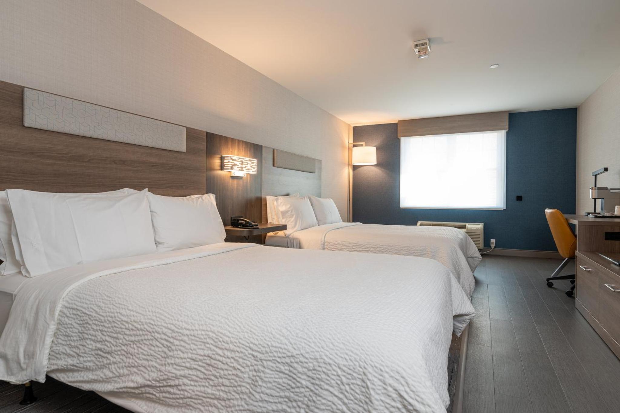 Standard Room with Two Queen Beds - Photo 4