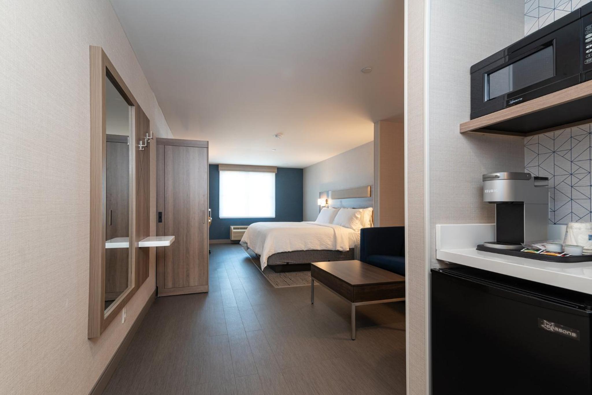 King Suite with Roll-In Shower - Disability Access/Non-Smoking - Photo 2