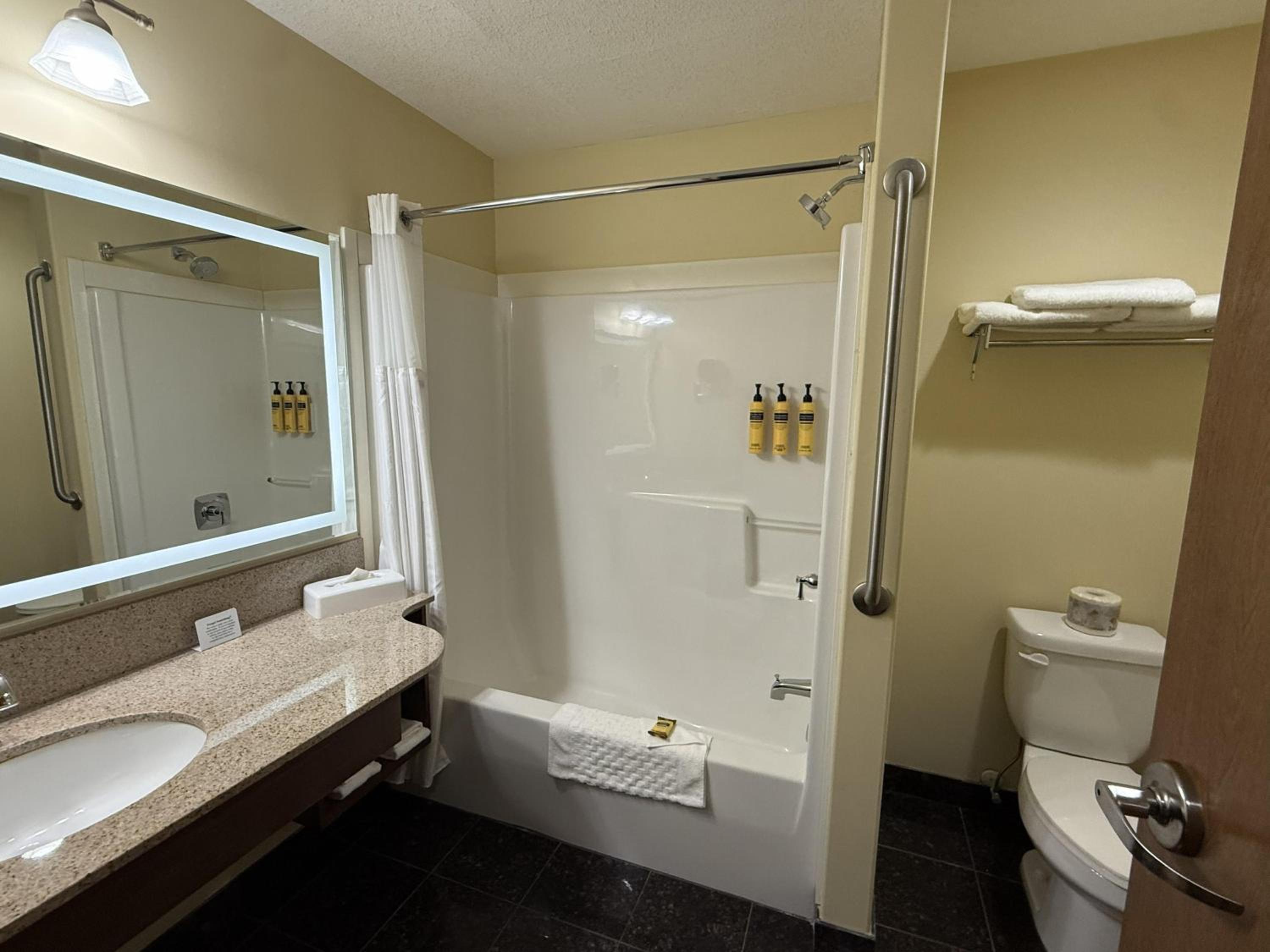 Queen Room with Kitchenette - Non-Smoking