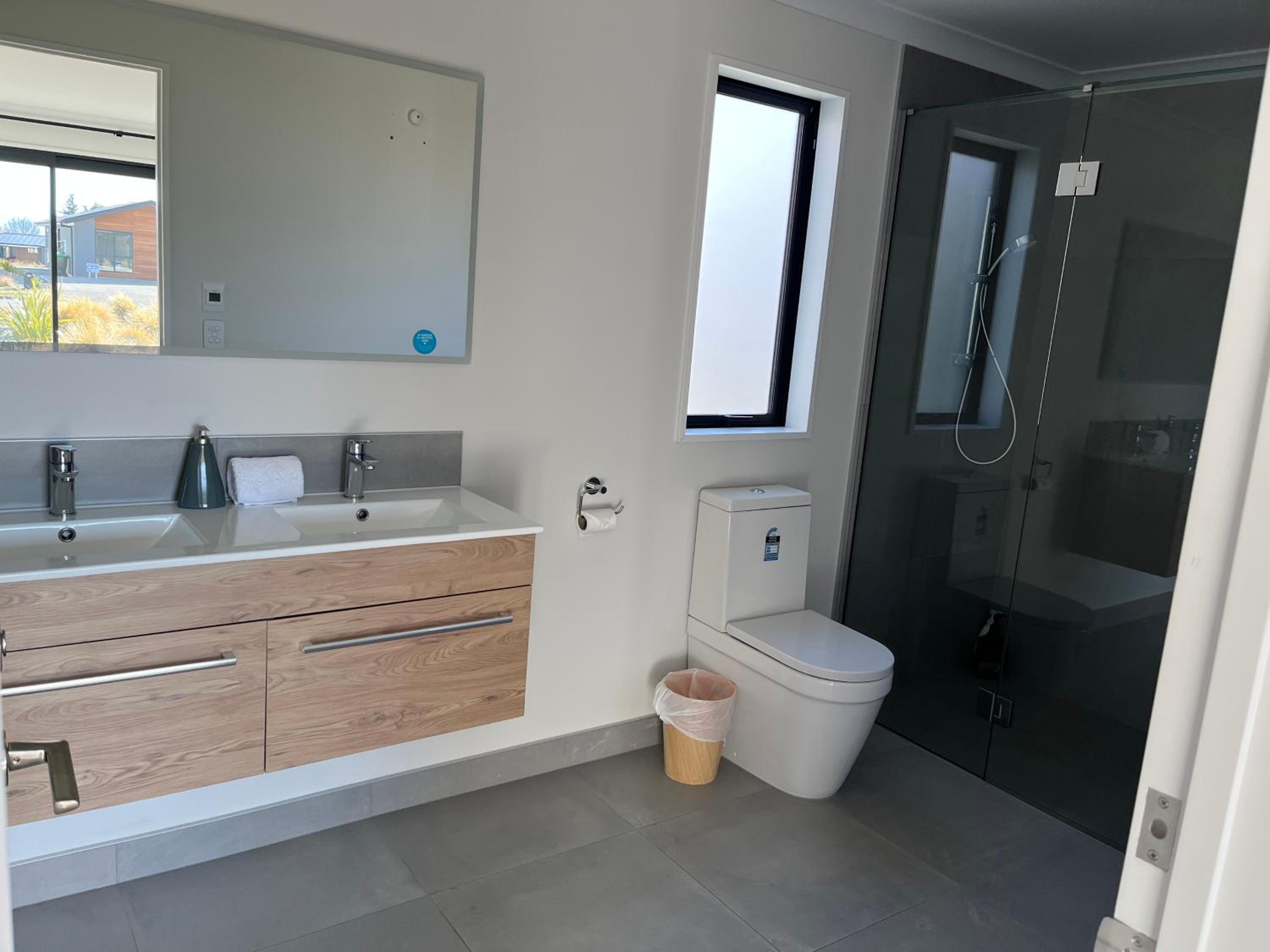 Five-Bedroom House - Photo 9