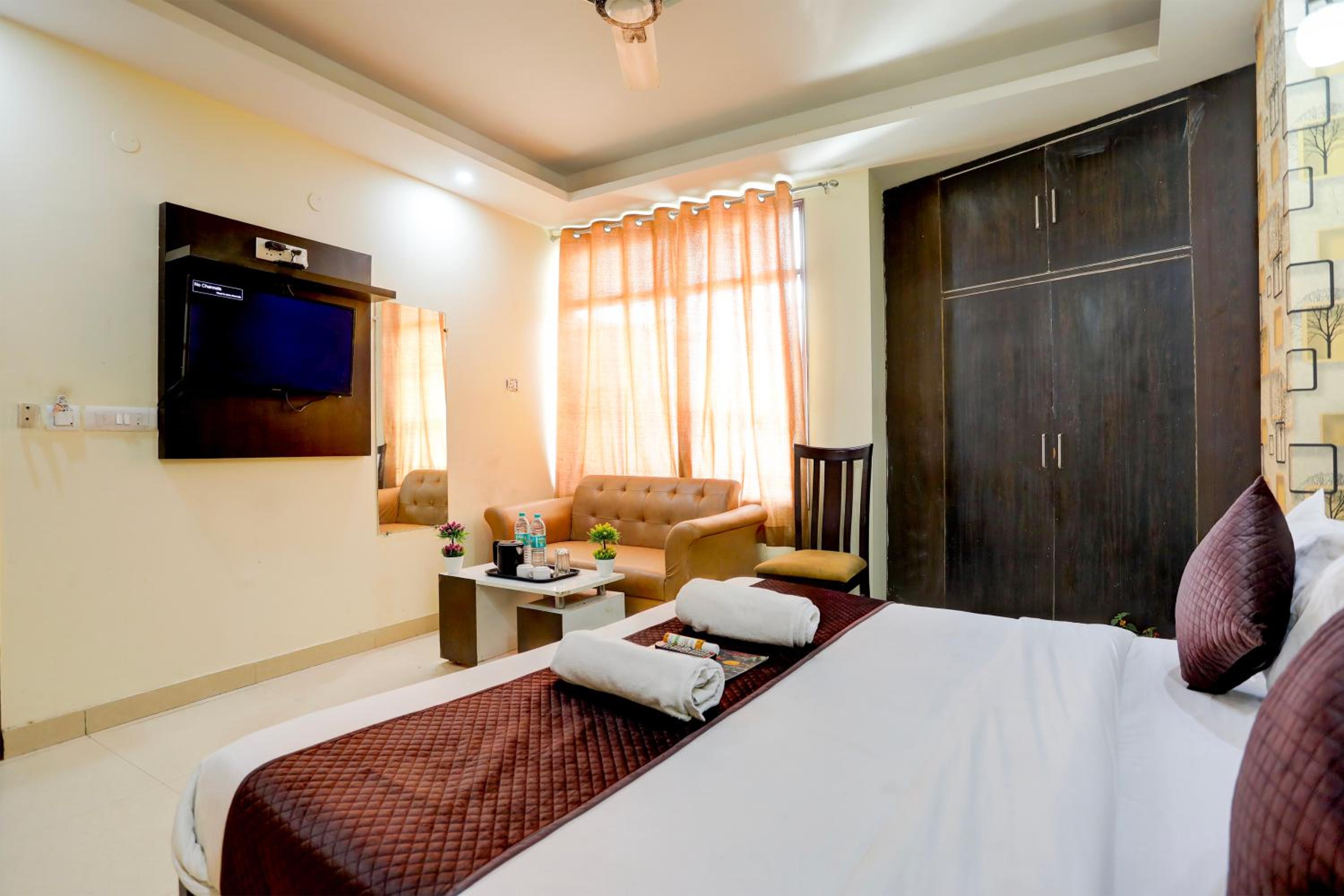 Deluxe Double Room (2 Adults + 1 Child)