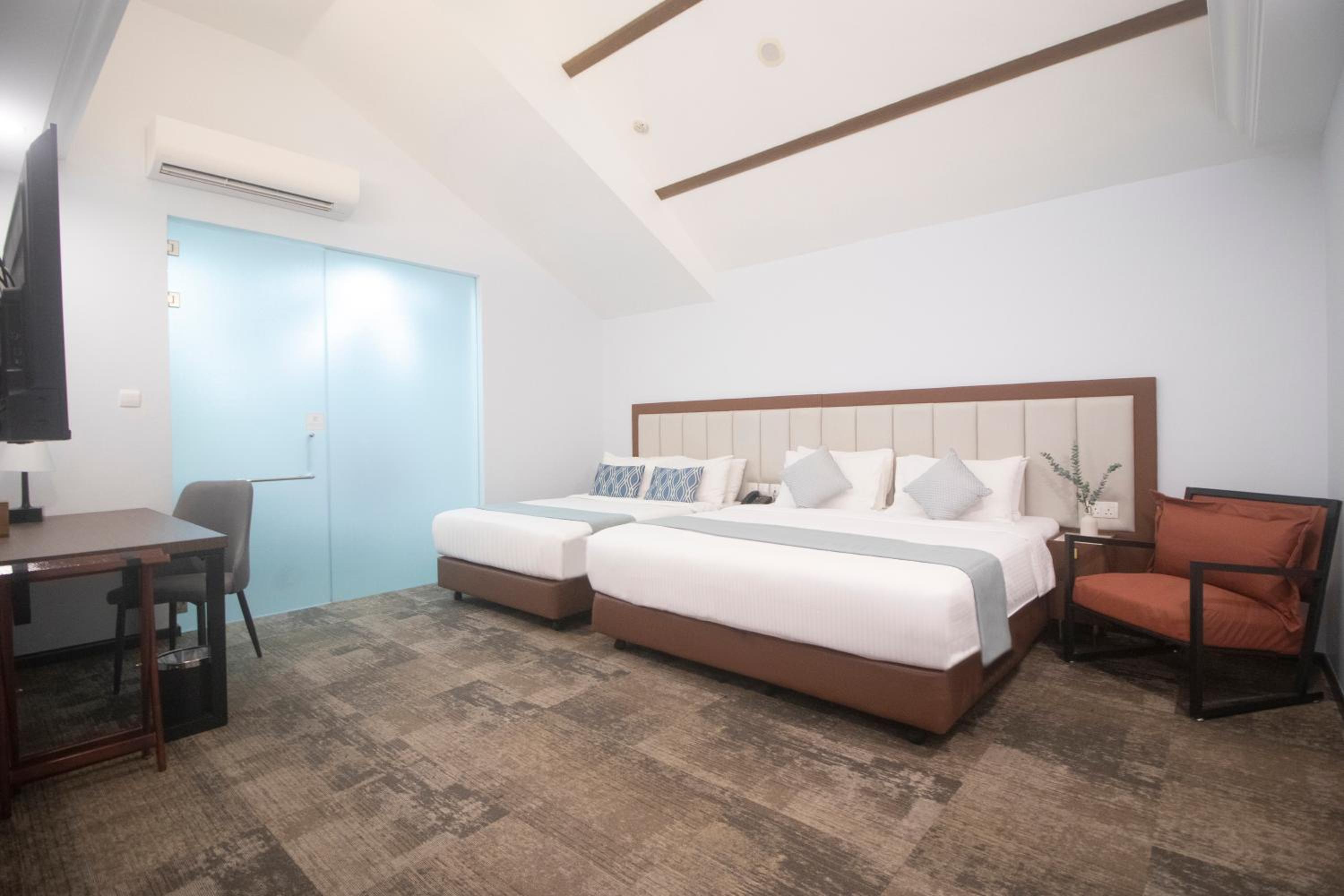 Quad Room with Skylight & Bathtub photo 2