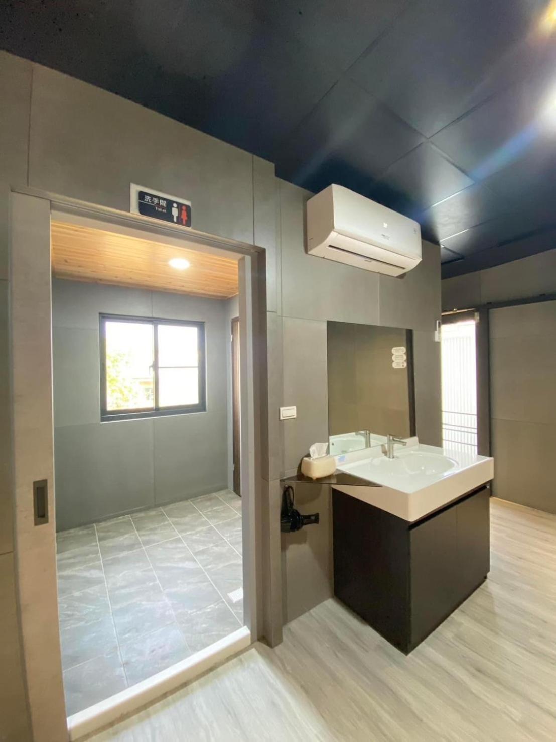 Single Room With Shared Shower And Toilet photo 2