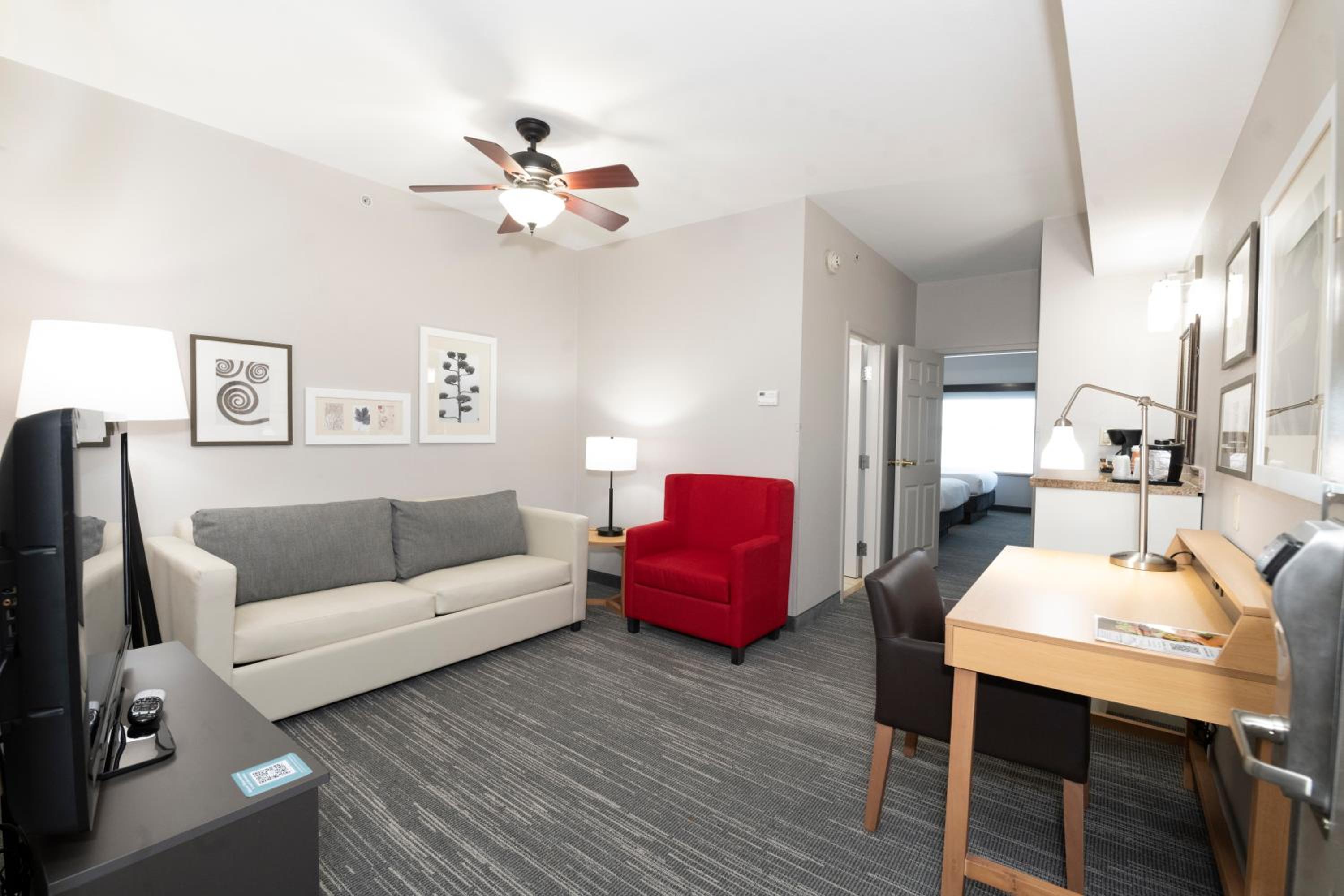 One-Bedroom King Suite- Non-Smoking - Photo 8