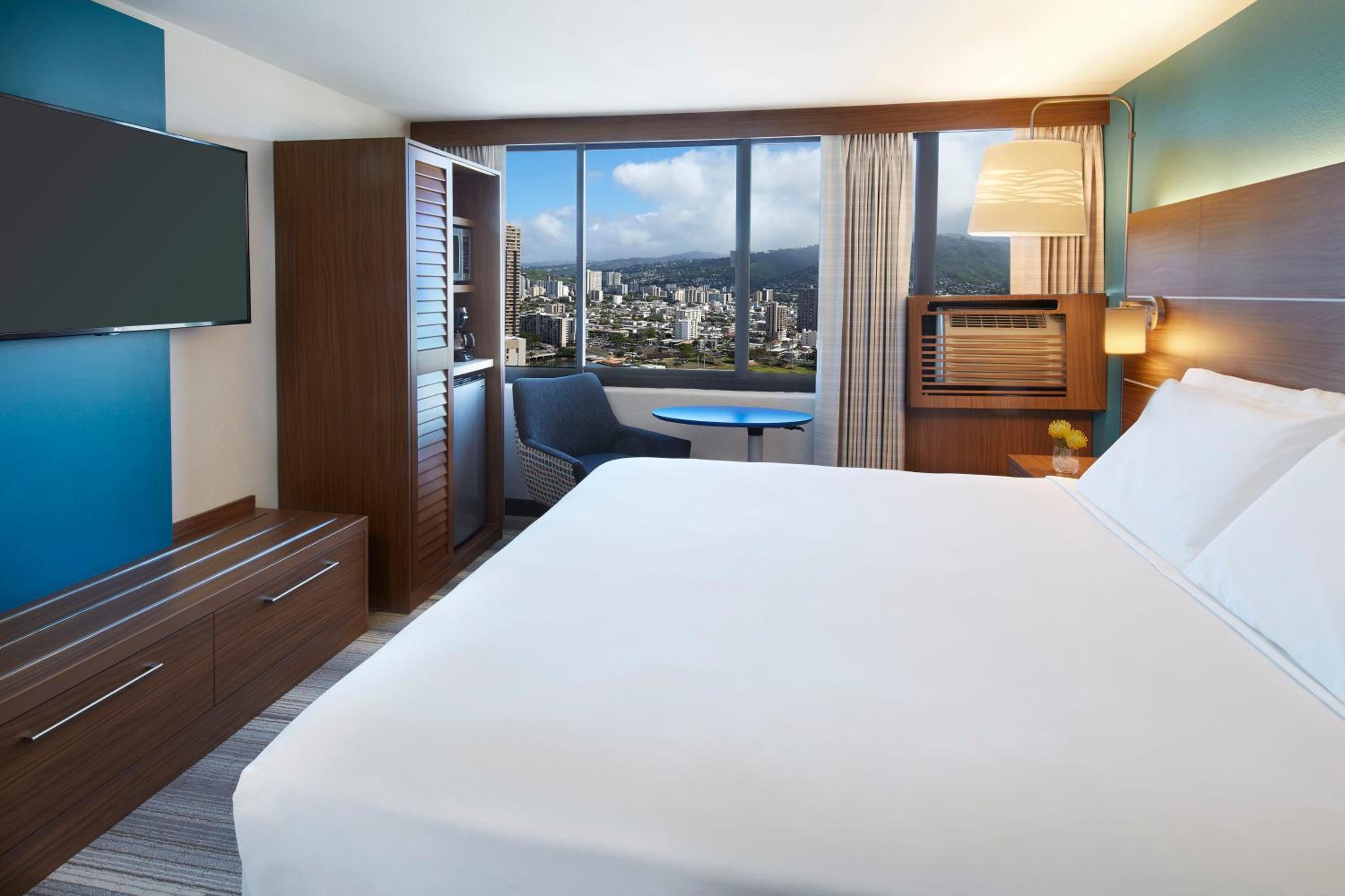 Deluxe King Room with City View - Photo 4