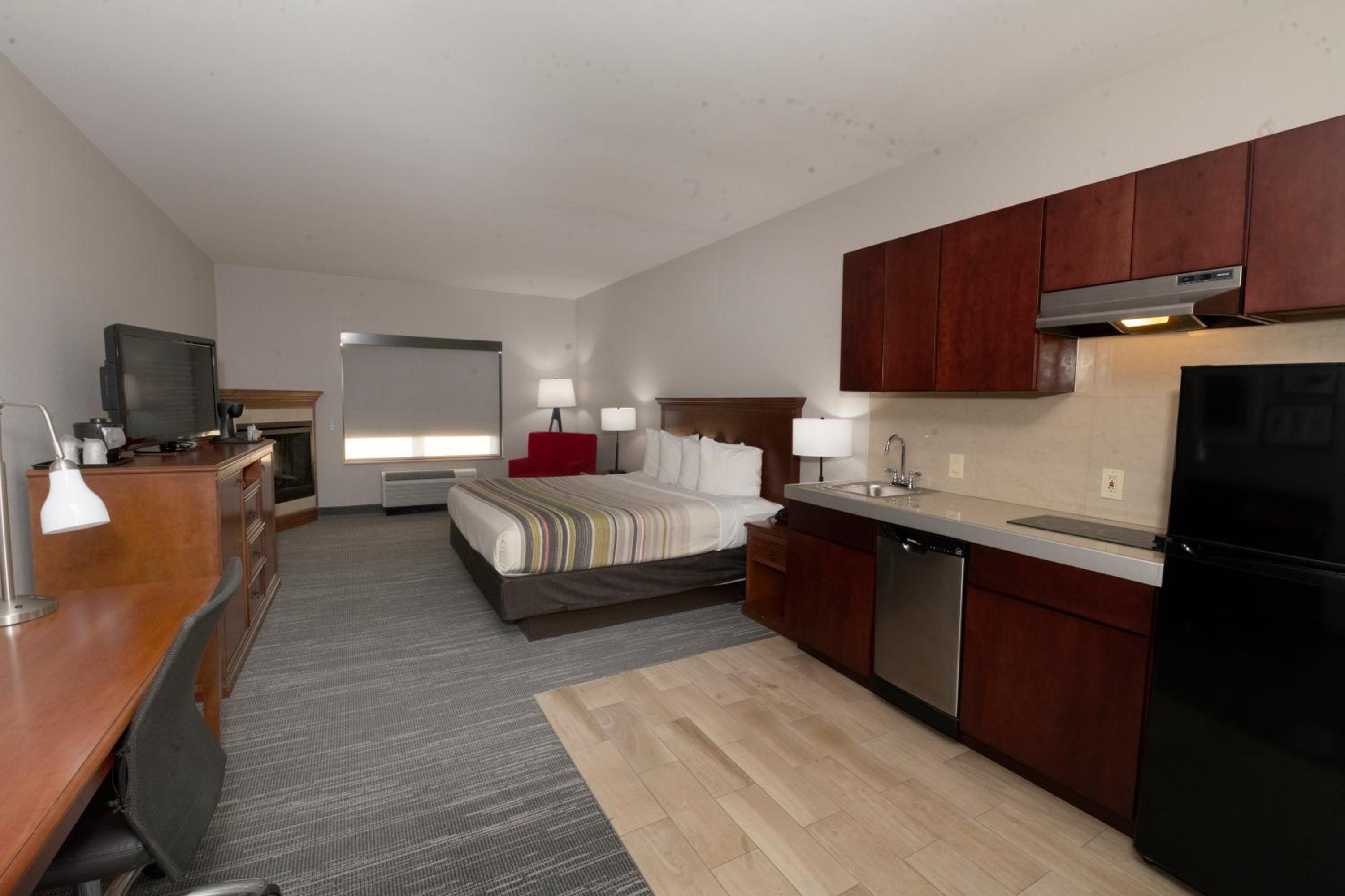 King Suite with Kitchenette - Non-Smoking photo 3