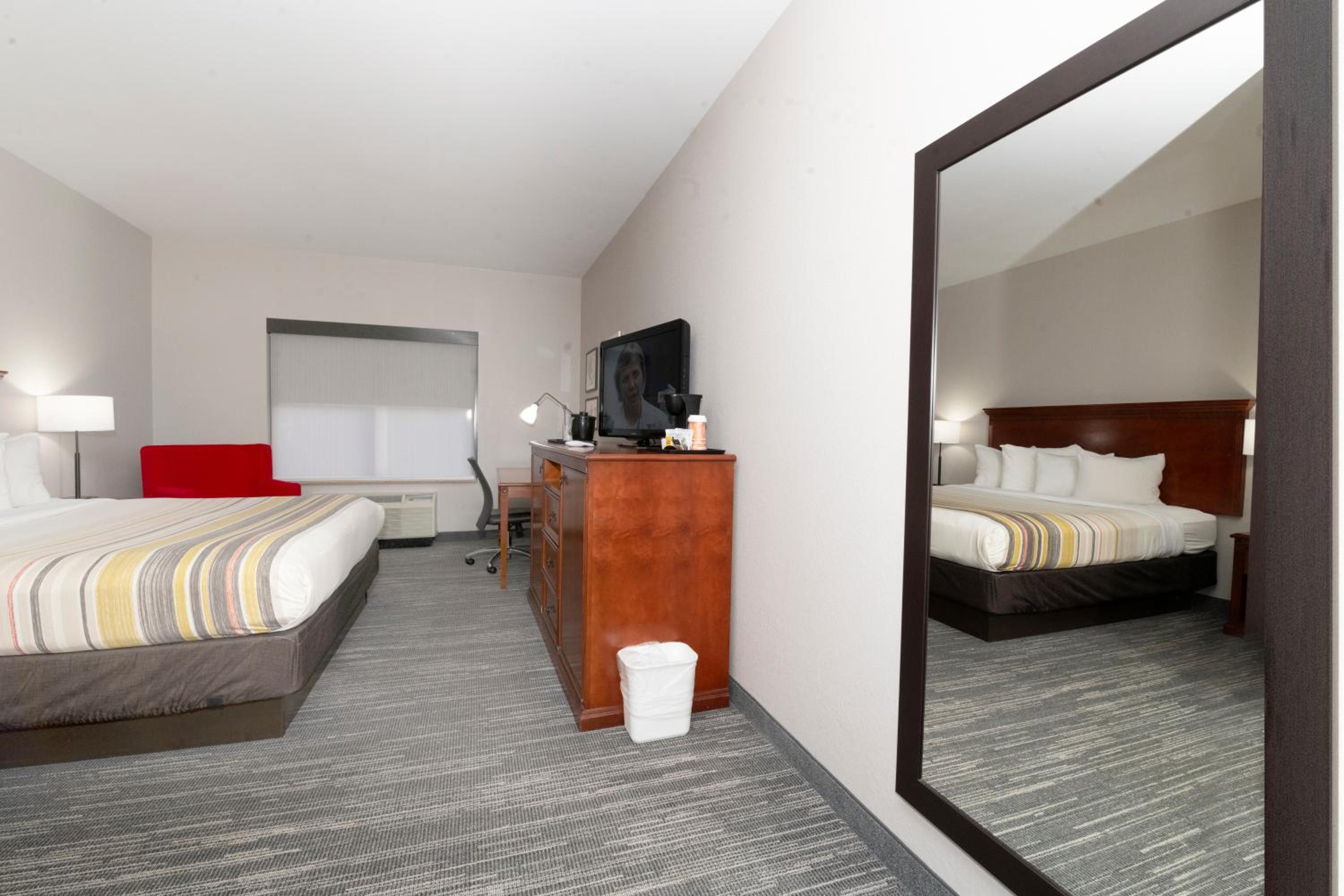 Executive King Room - Non-Smoking - Photo 4
