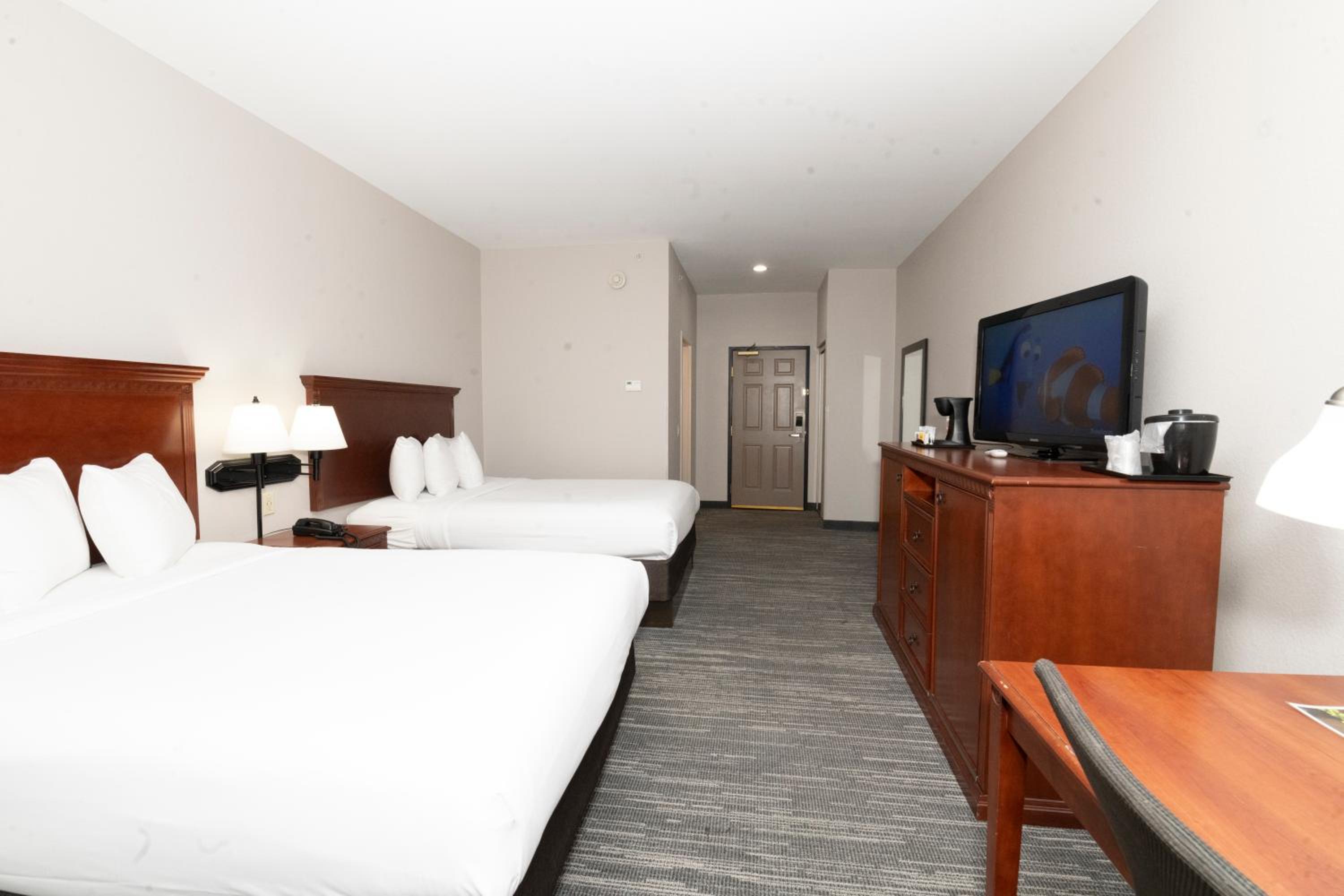 Queen Room with Two Queen Beds - Non-Smoking - Photo 1