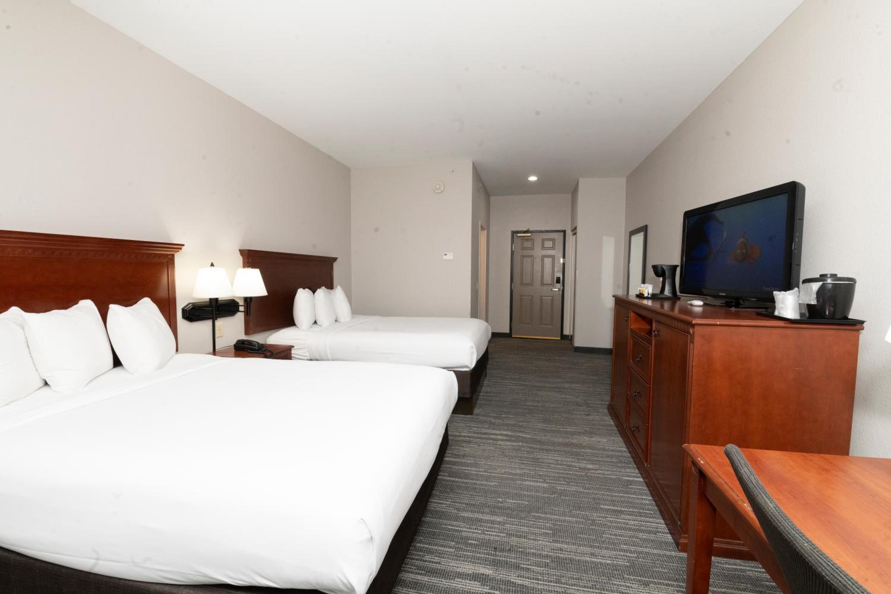 Queen Room with Two Queen Beds - Non-Smoking - Photo 3