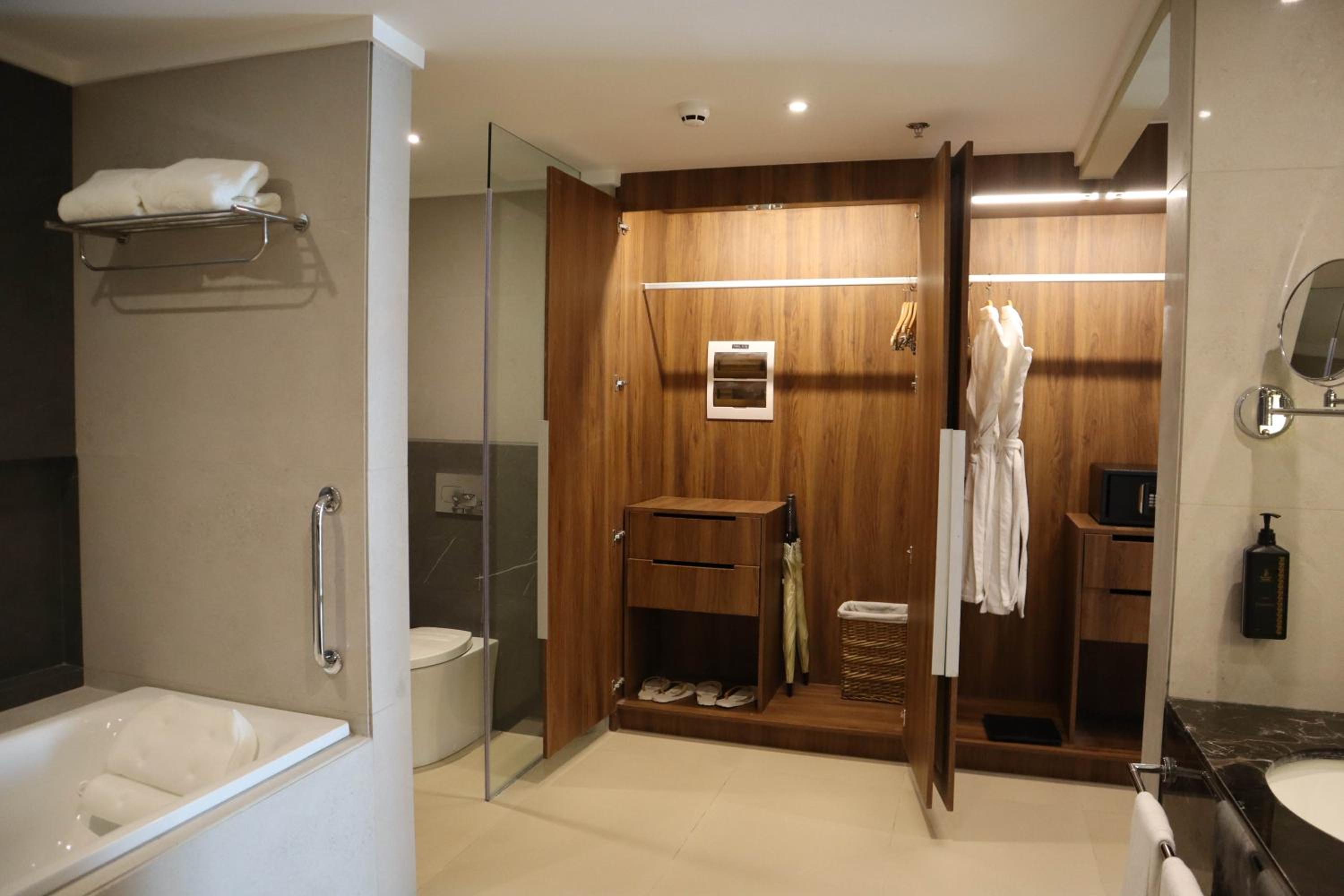 Grand Majestic Suite - Photo 12