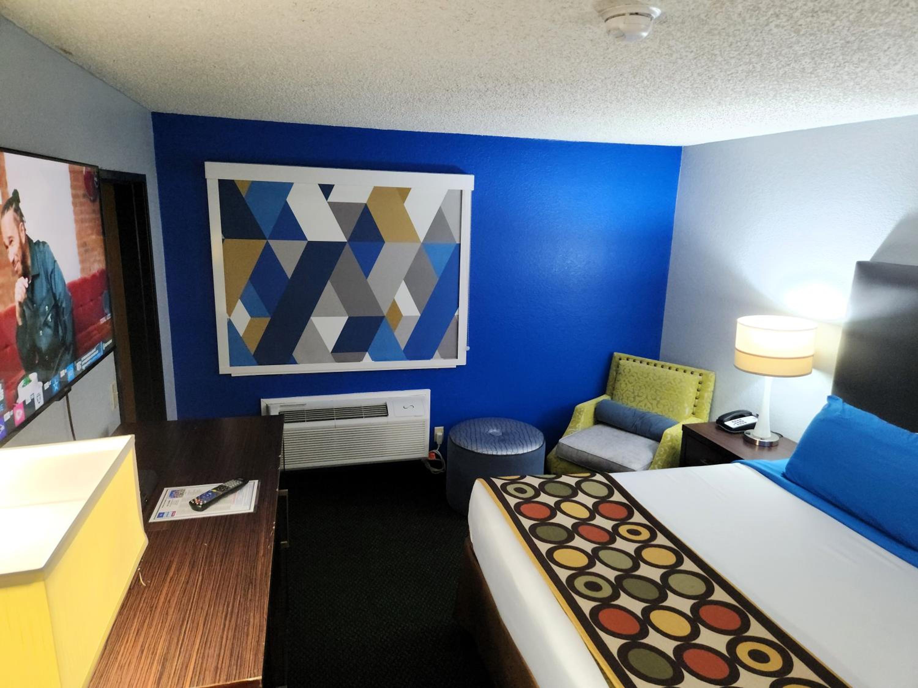 King Suite with Spa Bath - Photo 2