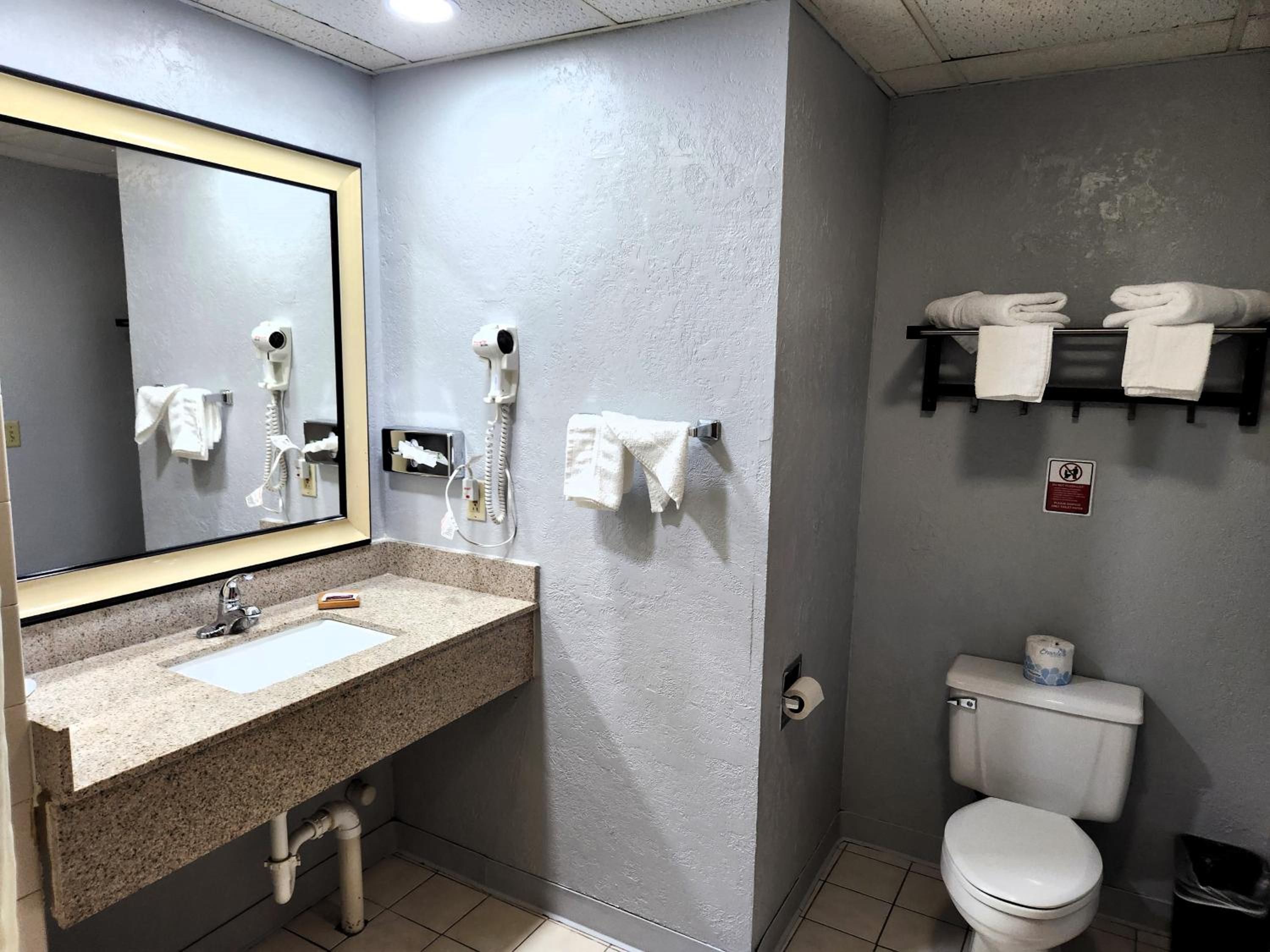 King Suite with Spa Bath - Photo 3