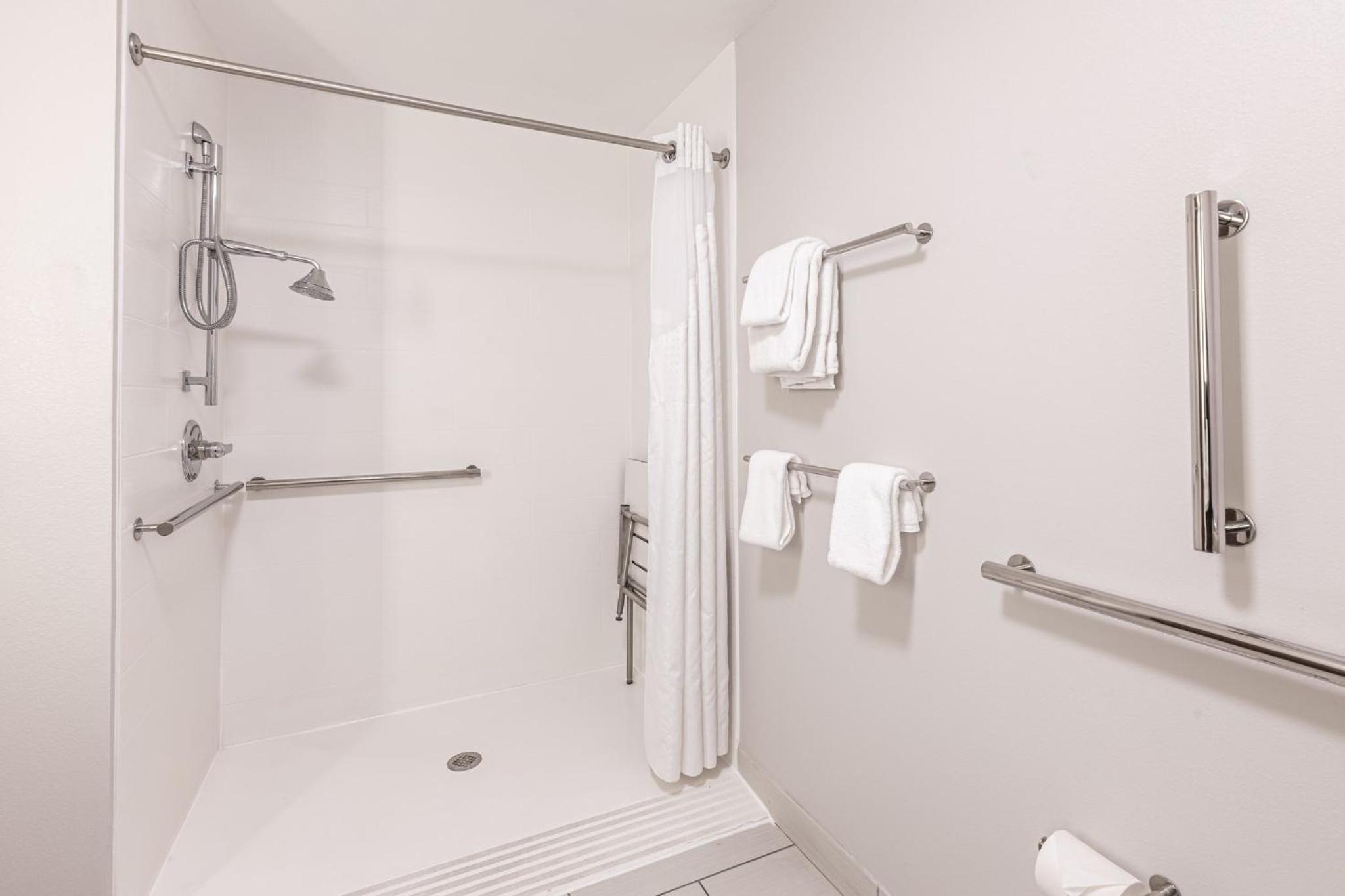 Standard Queen Room with Two Queen Beds and Tub - Mobility/Communications Accessible photo 2