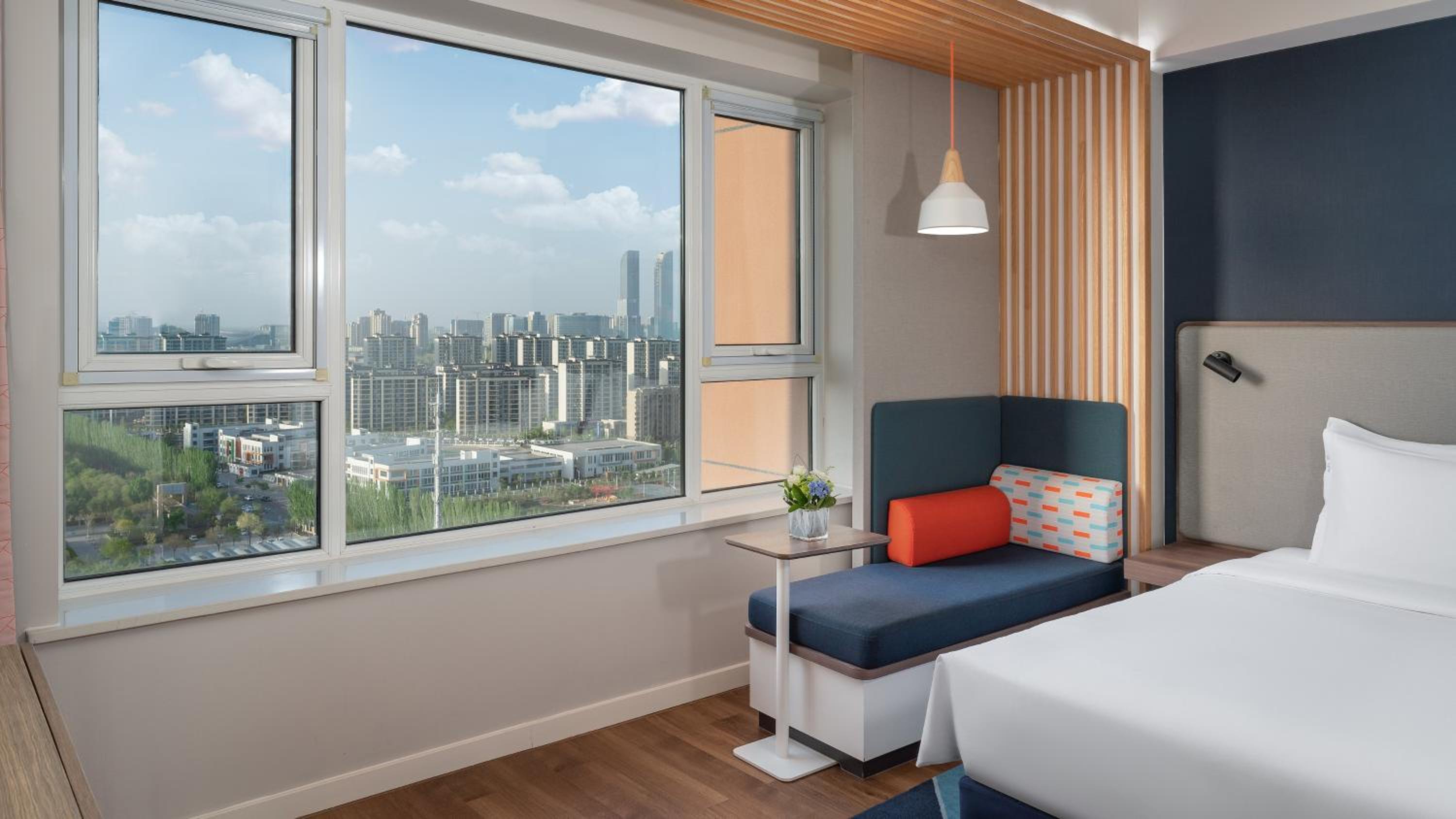 Standard King Room with City View - Photo 5