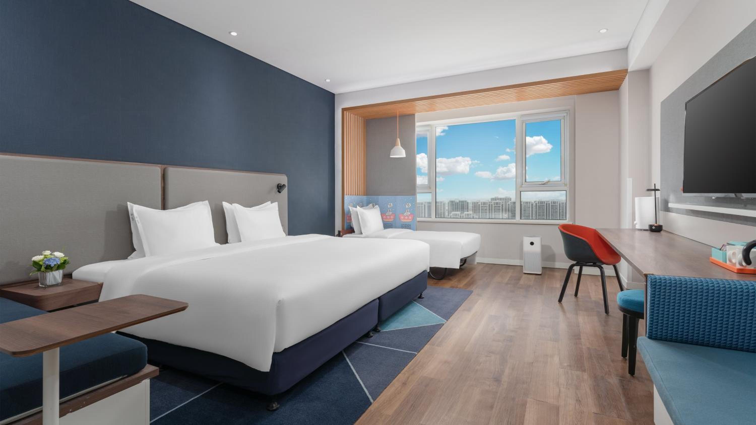 Standard Room with King Bed, Twin Beds and Mountain View - Photo 3