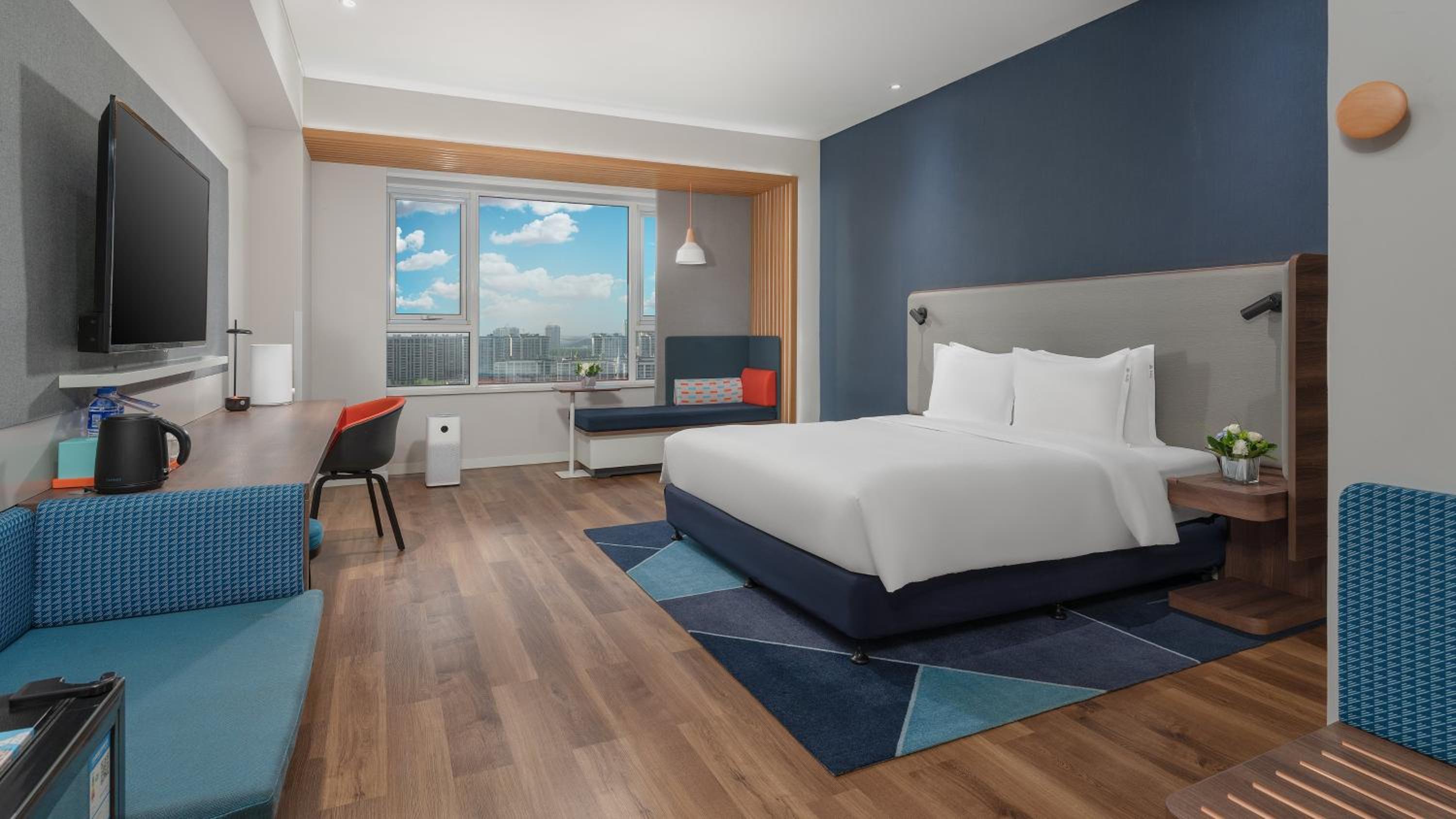 Standard King Room with City View - Photo 6