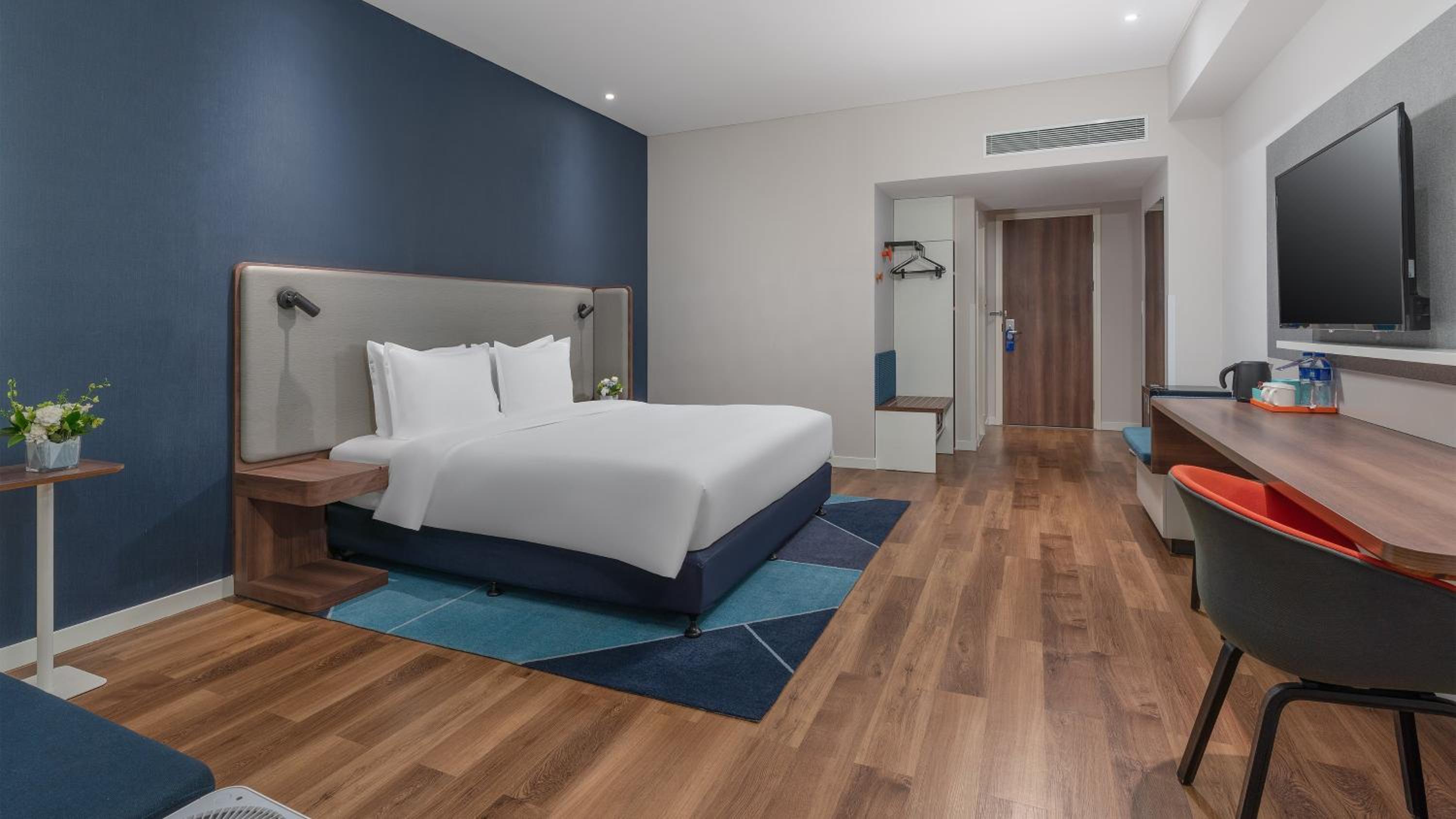 Standard King Room with City View - Photo 7