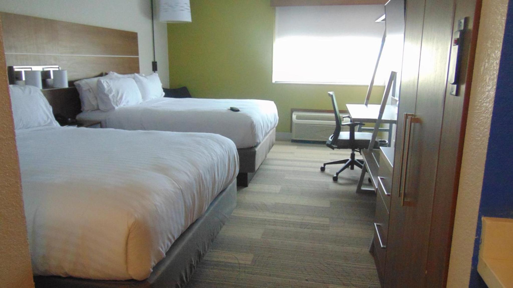 Standard Room with Two Queen Beds - Photo 5