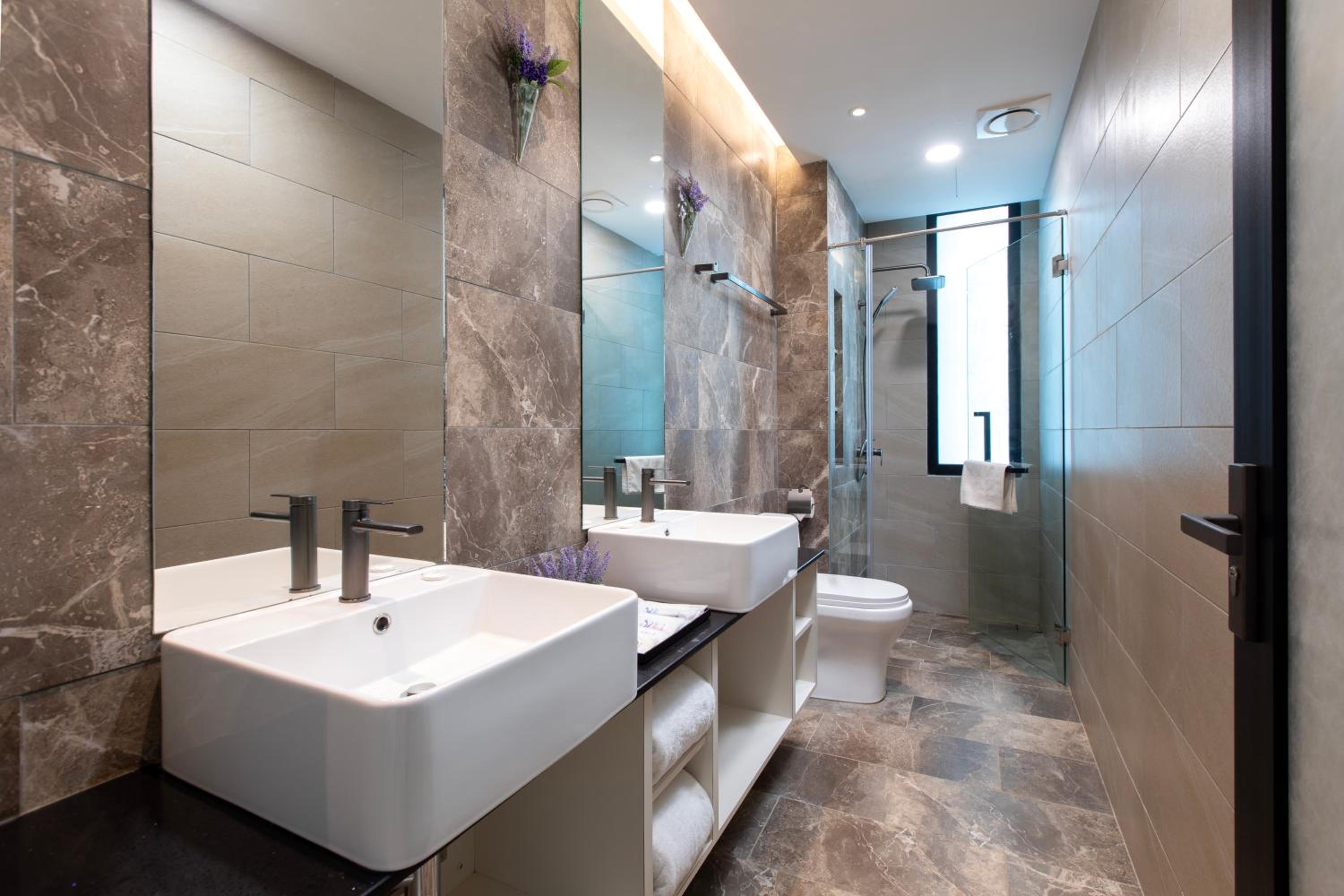 Executive Suite - Photo 6