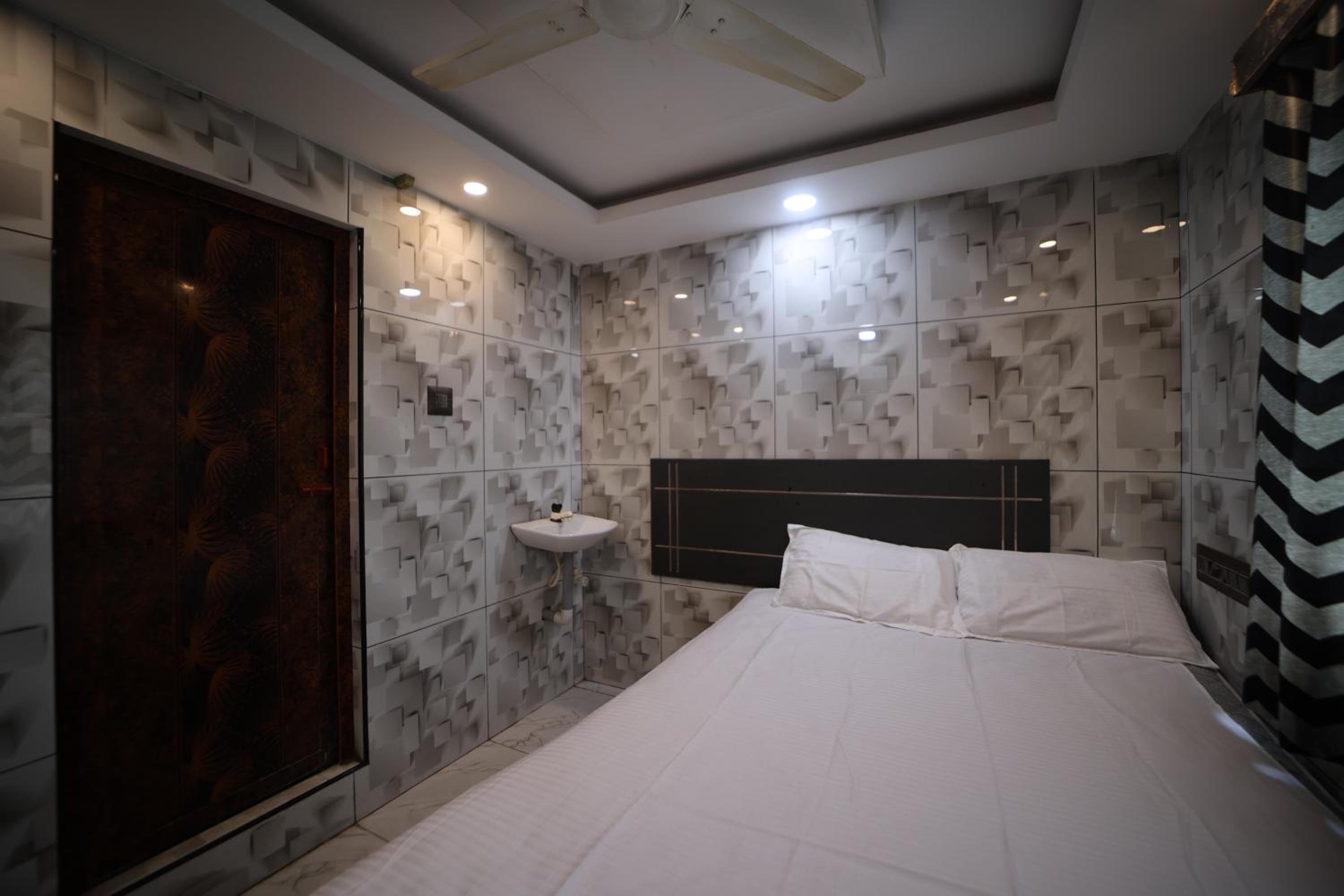 Budget Double Room photo 3
