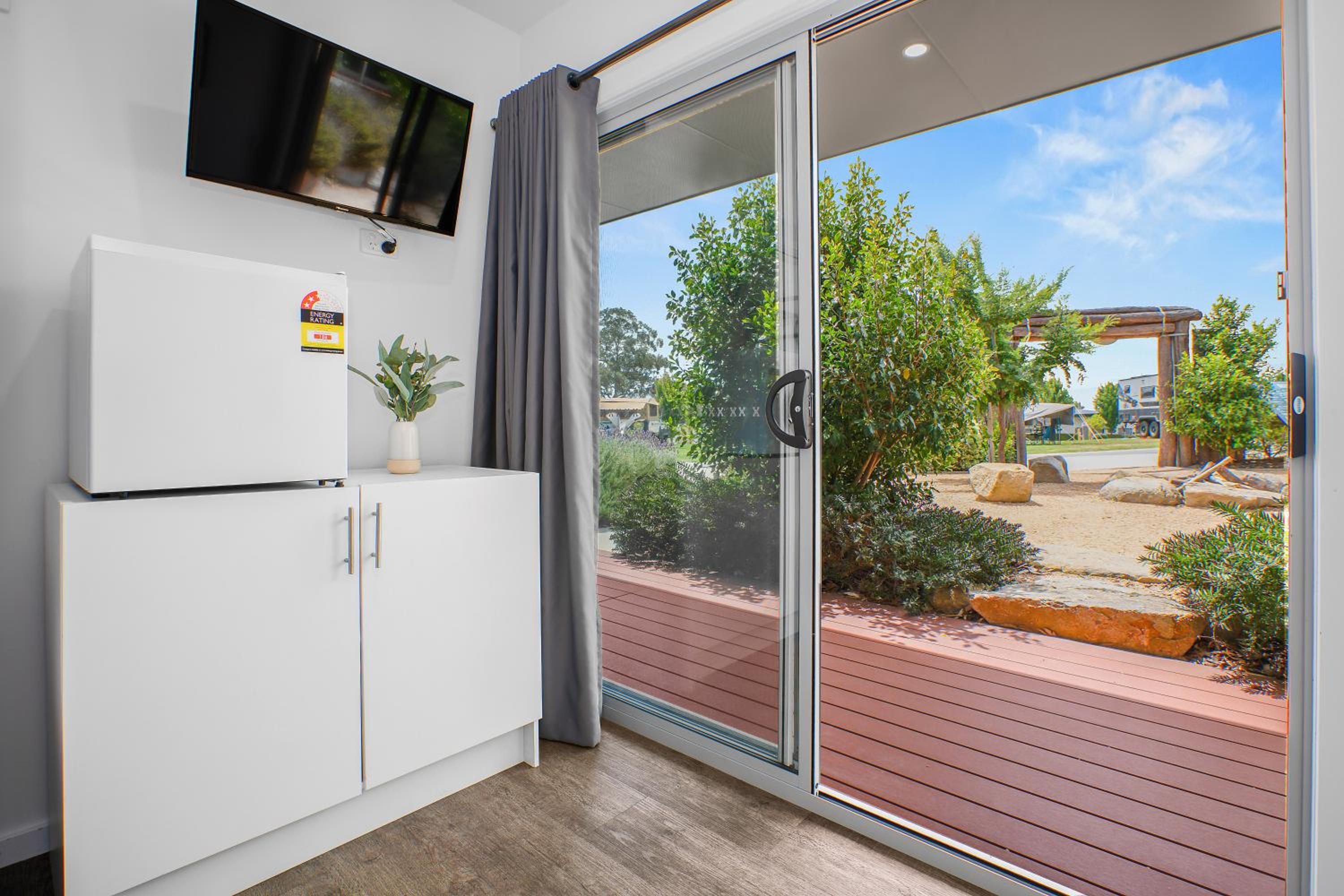 Bungalow - Sleeps 3 (Shared Bathroom) photo 3