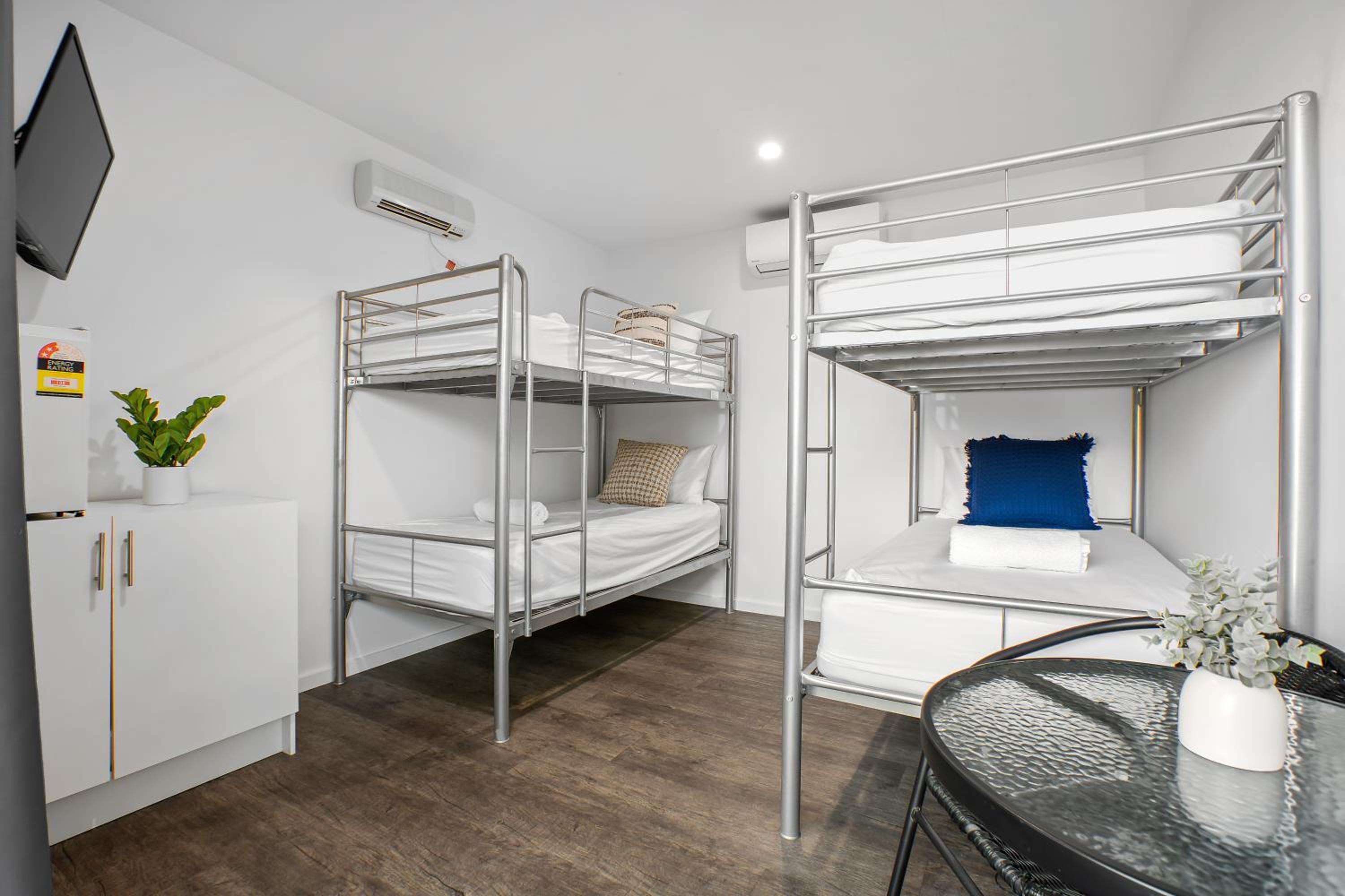 Bungalow – Sleeps 4 (Shared Bathroom) photo 2