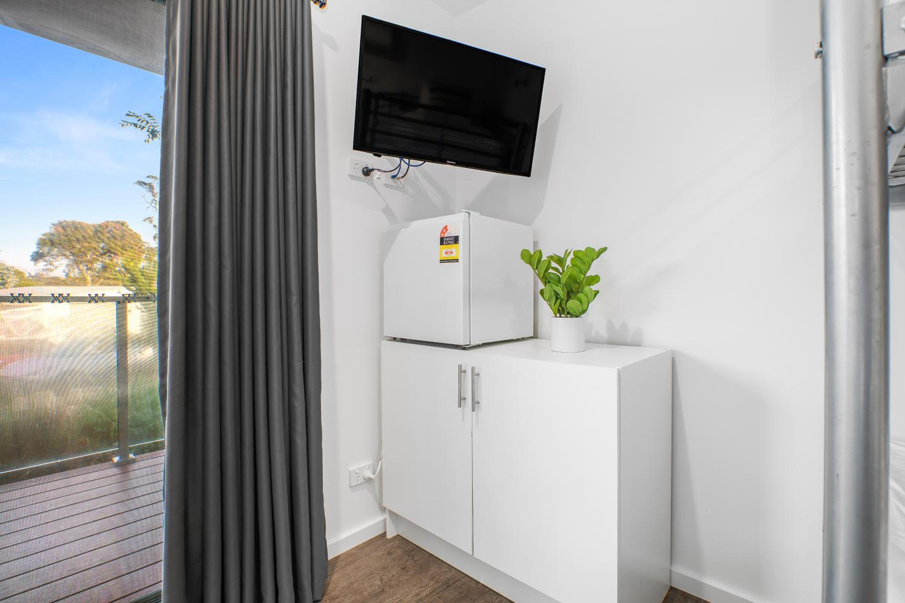 Bungalow – Sleeps 4 (Shared Bathroom) photo 1