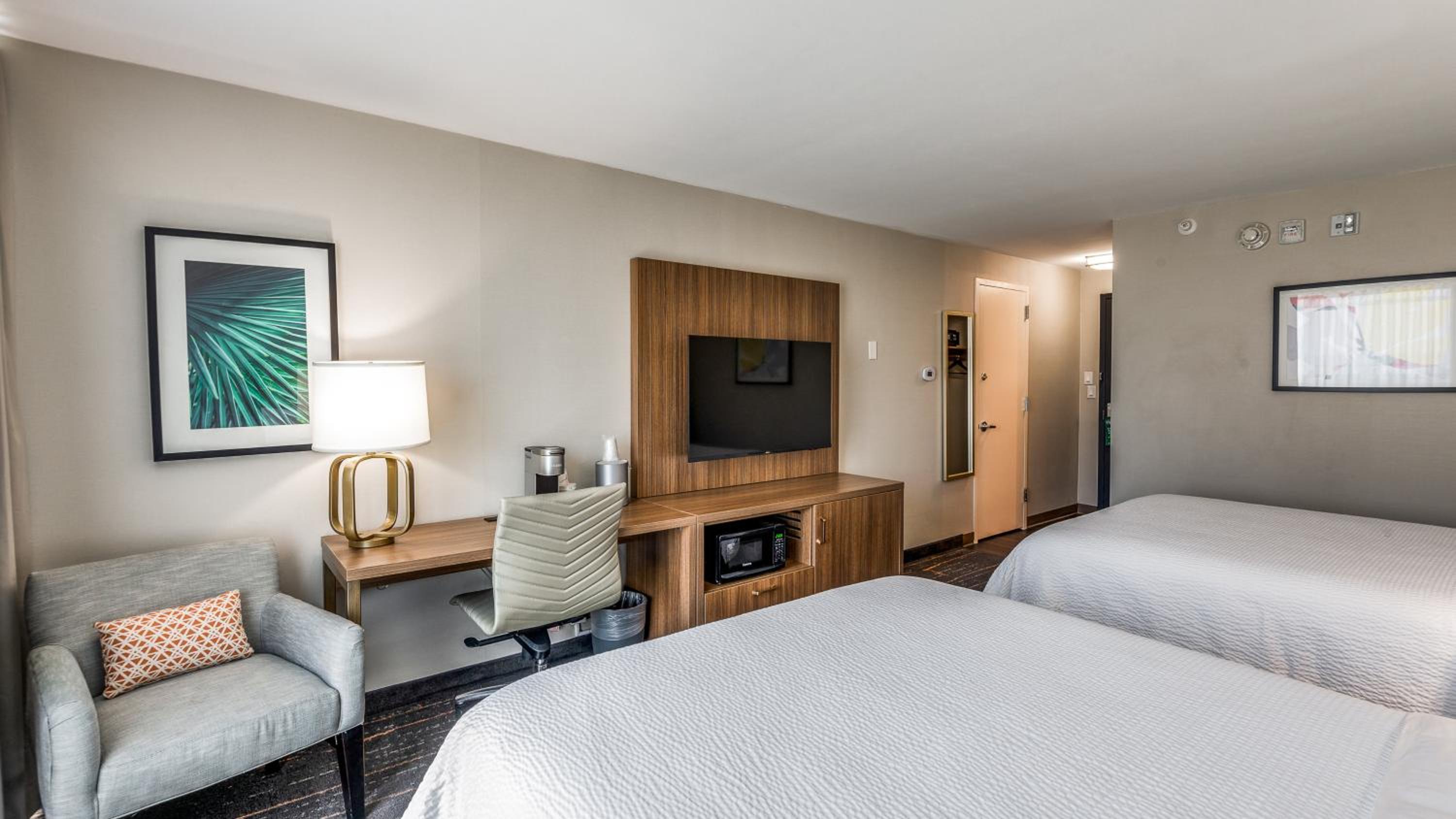 Standard Room with Two Queen Beds - Photo 2
