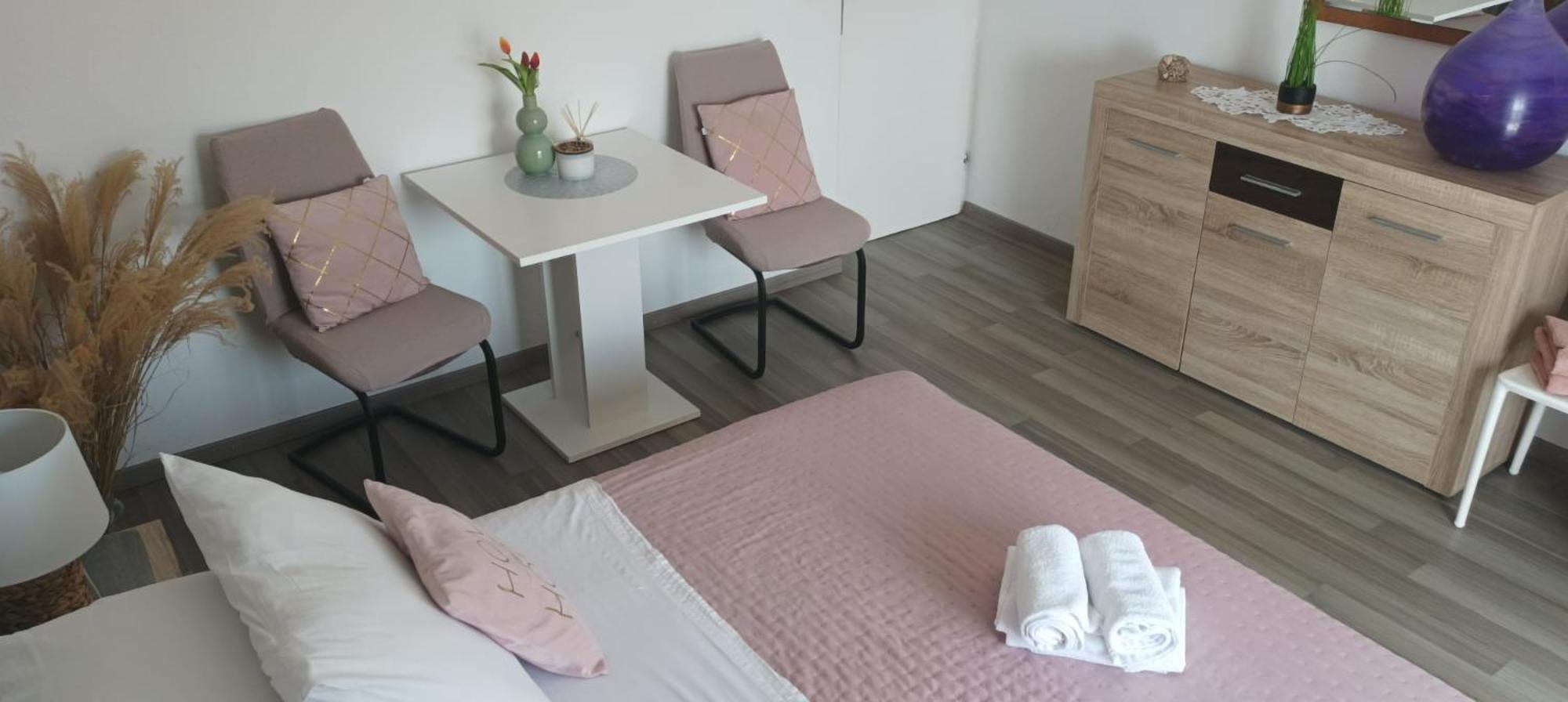 Apartamento de dos habitaciones con balcón y vista al mar