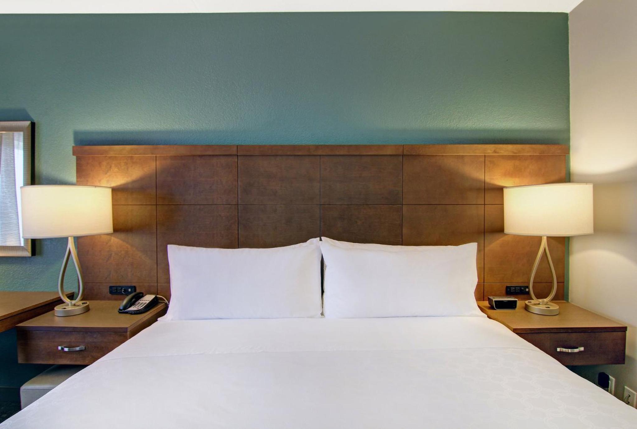 Two-Bedroom Suite with One King, Two Queen and Sofa Bed - Photo 3