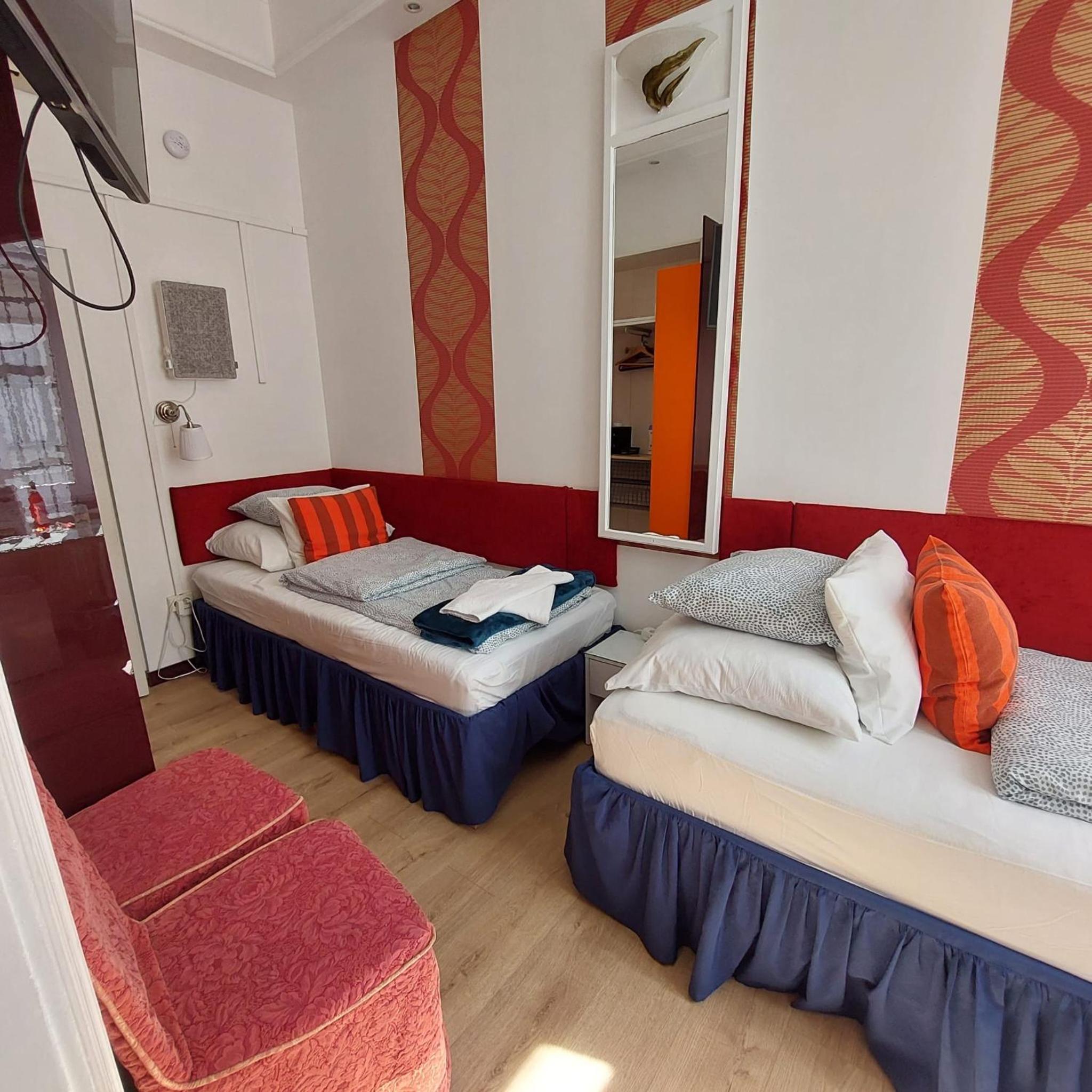 Twin Room - Photo 3