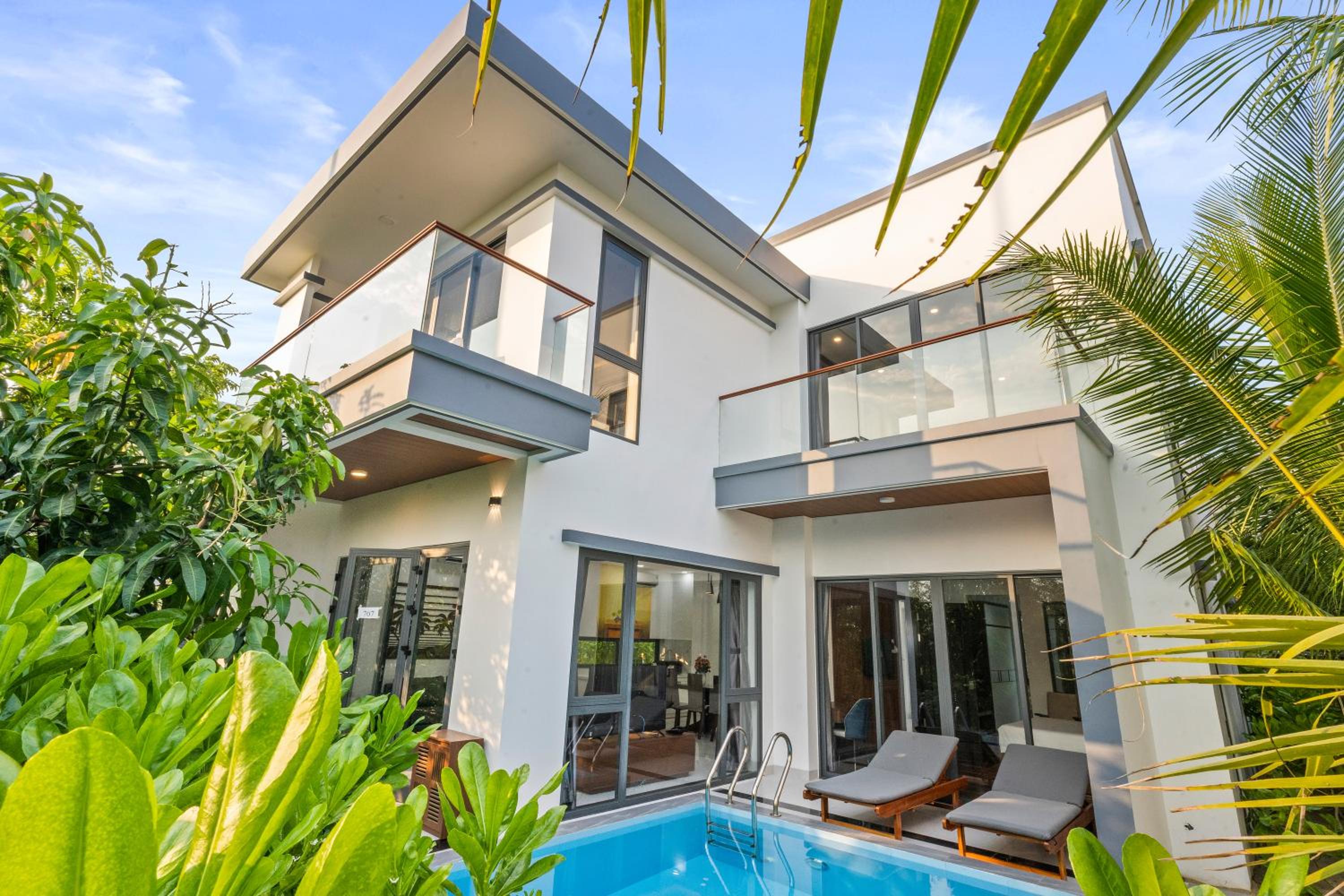 Three-Bedroom Villa With Private Pool And Garden View - Photo 8