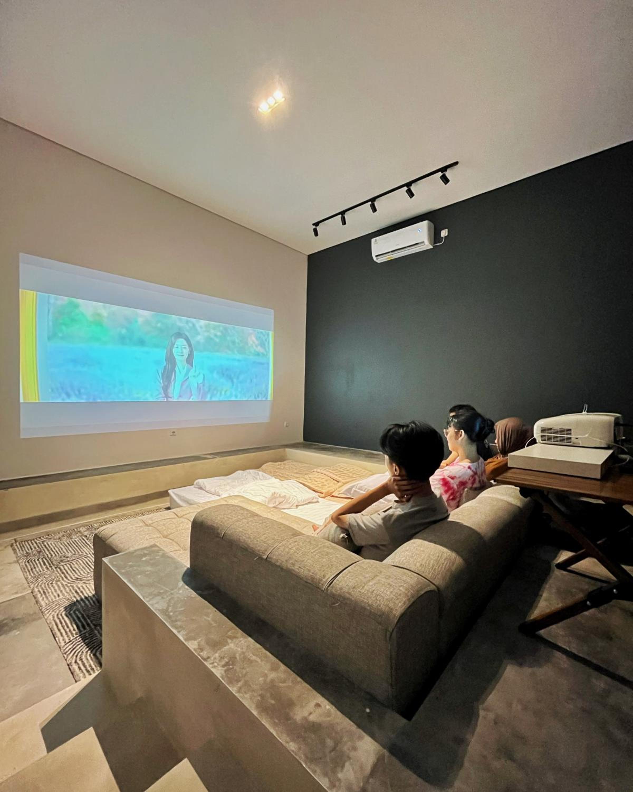 Family Room with Private Bathroom - Photo 10