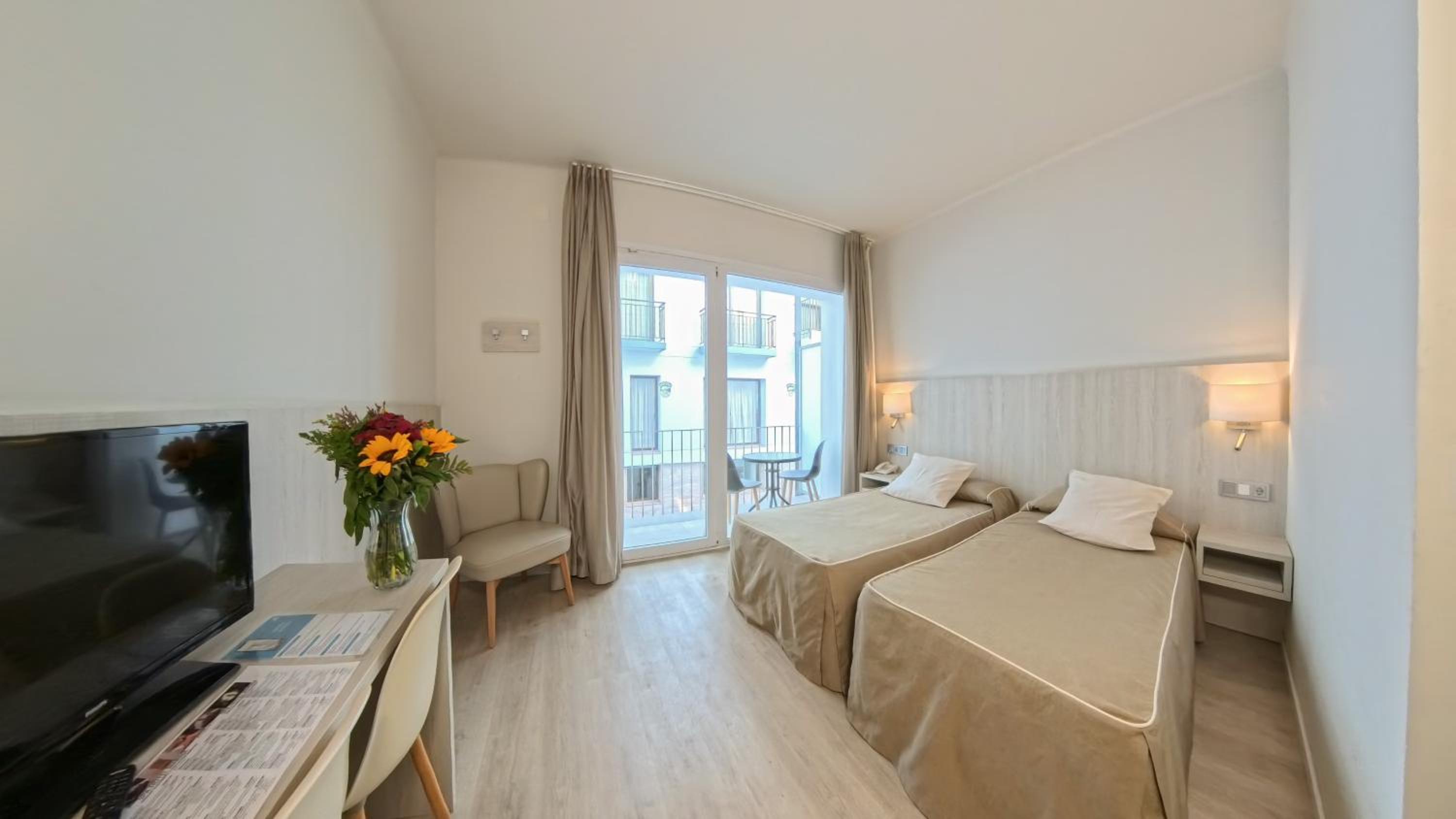 Habitación Doble o Twin Estándar con Balcón