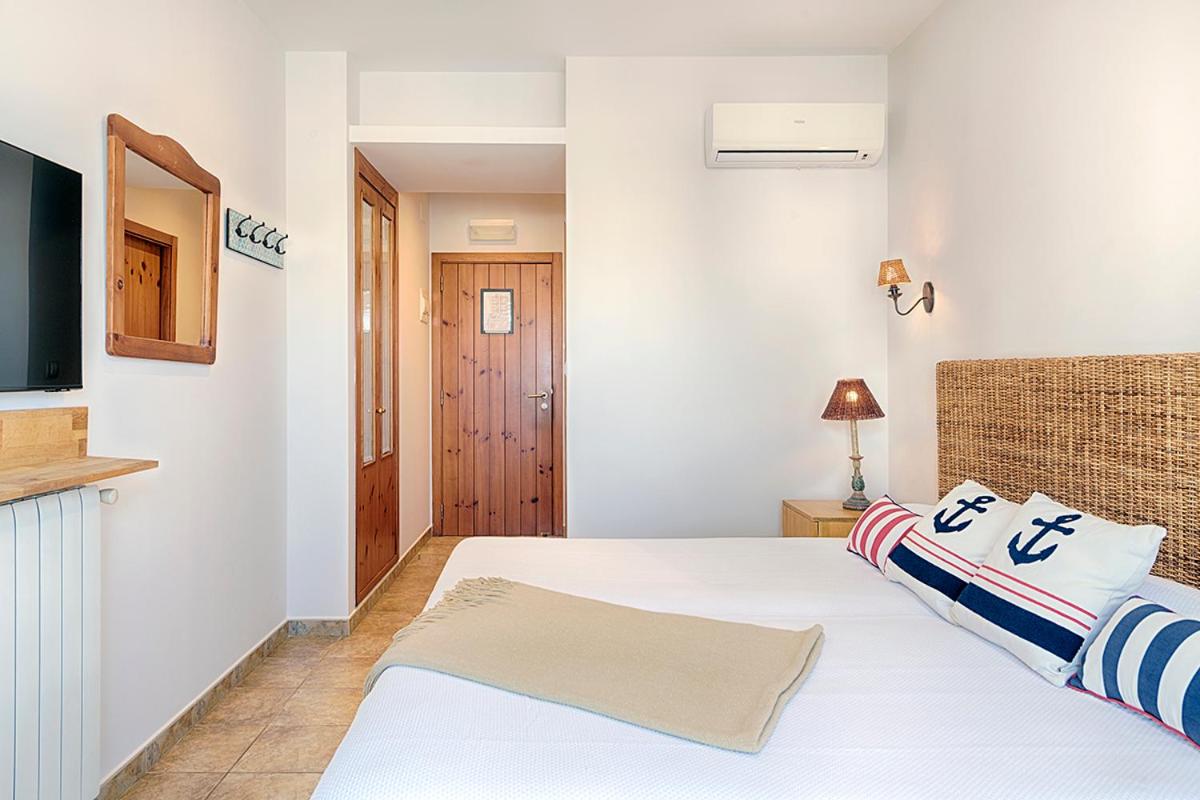 Double or Twin Room with Side Sea View - Photo 9