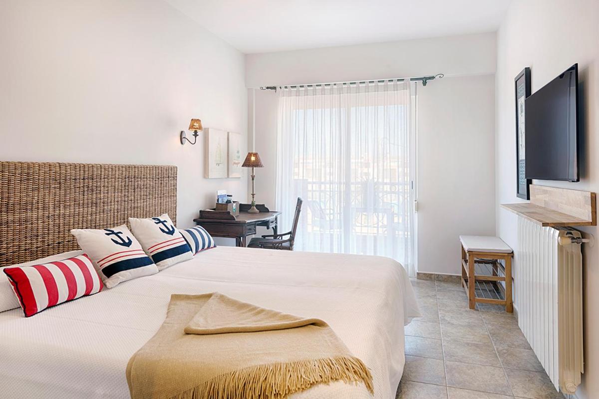 Double or Twin Room with Side Sea View - Photo 10