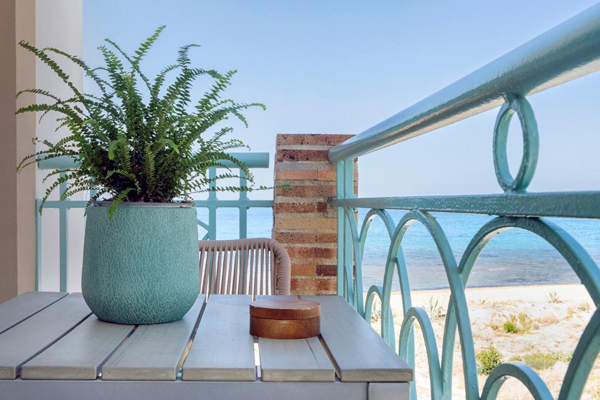 Double or Twin Room with Side Sea View - Photo 8