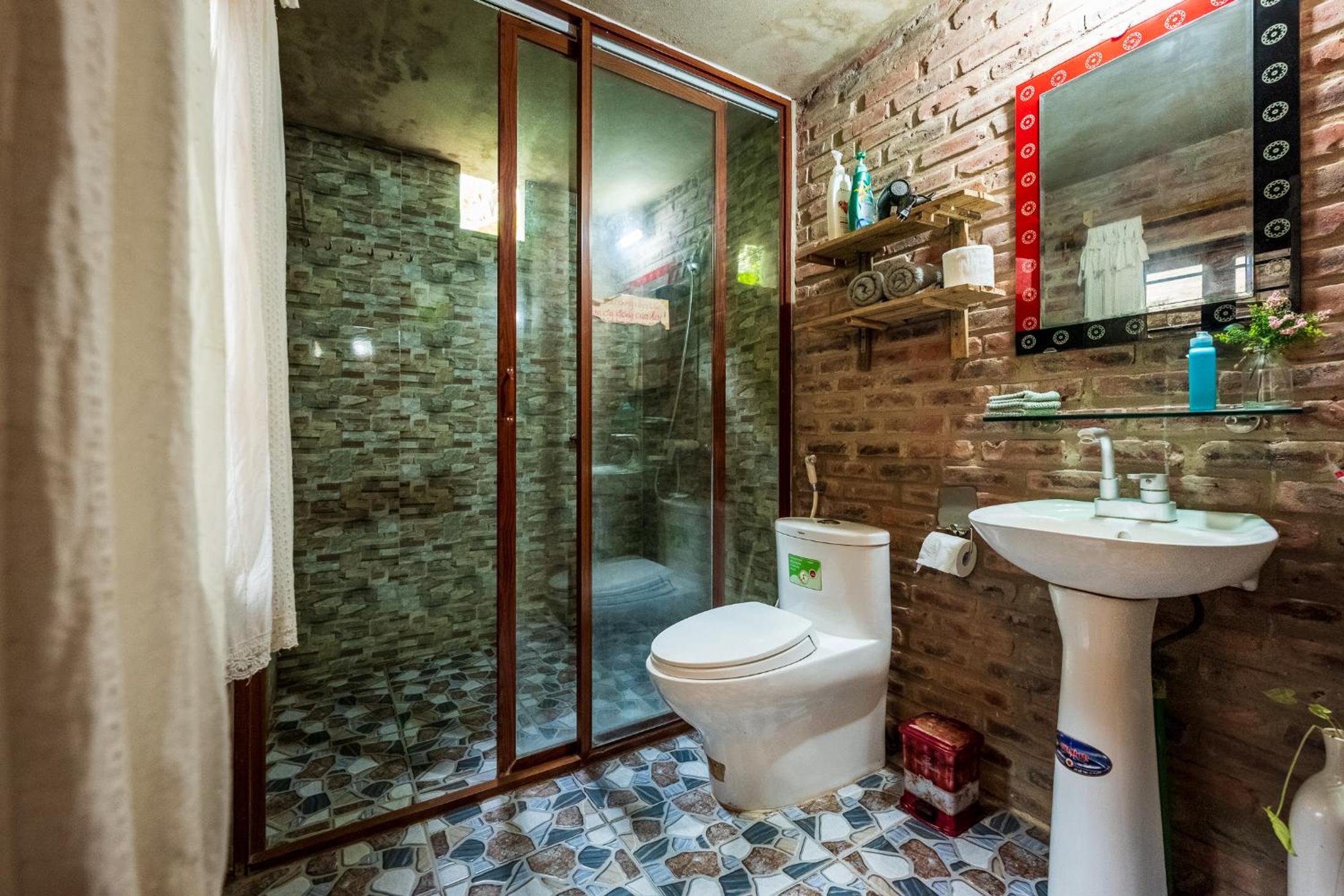 Twin Room with Private Bathroom photo 2