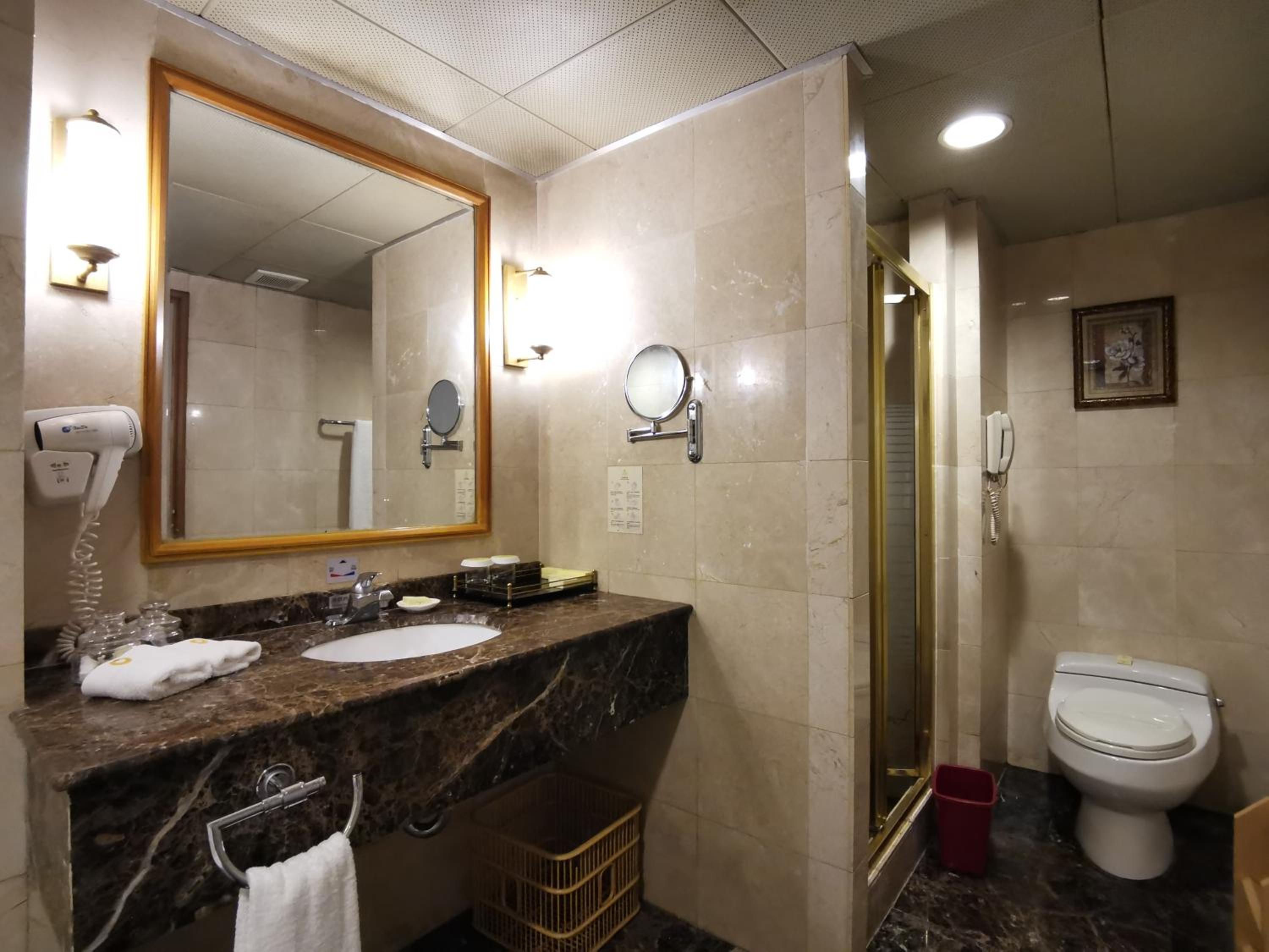 Business Twin Room with City View photo 3