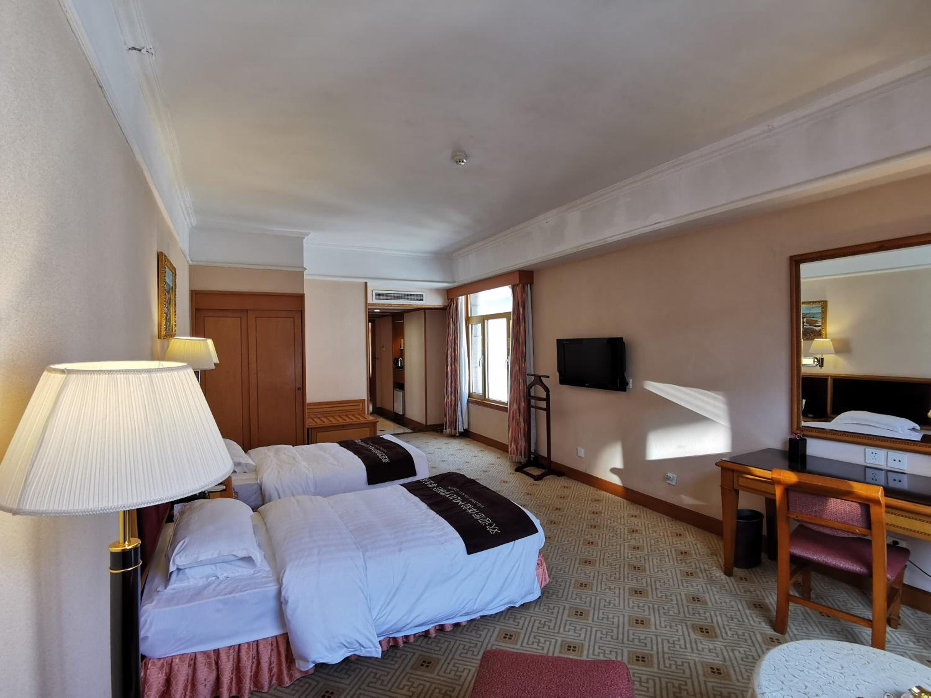 Business Twin Room with City View photo 1