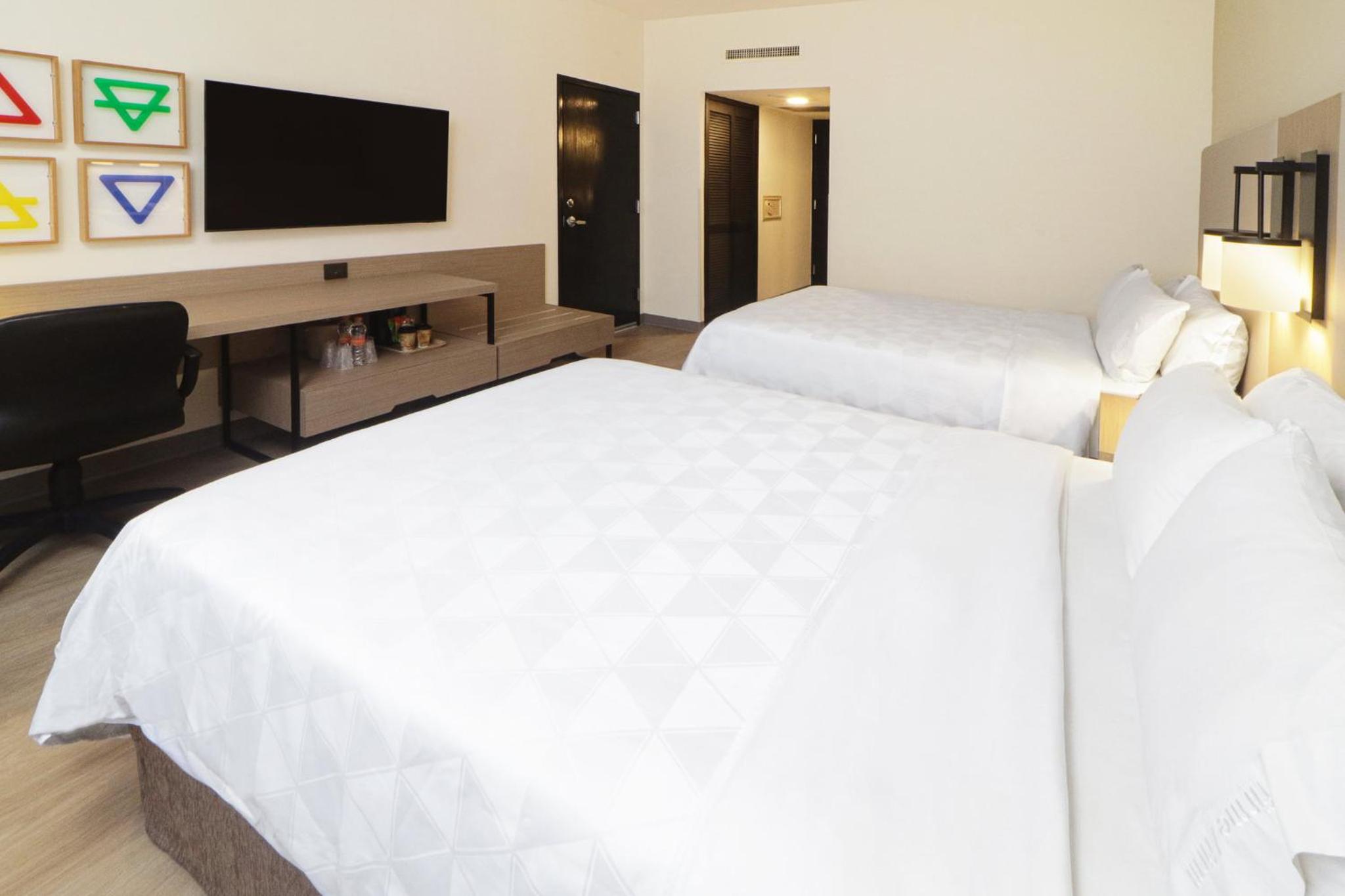 Standard Room with Two Queen Beds - Photo 3