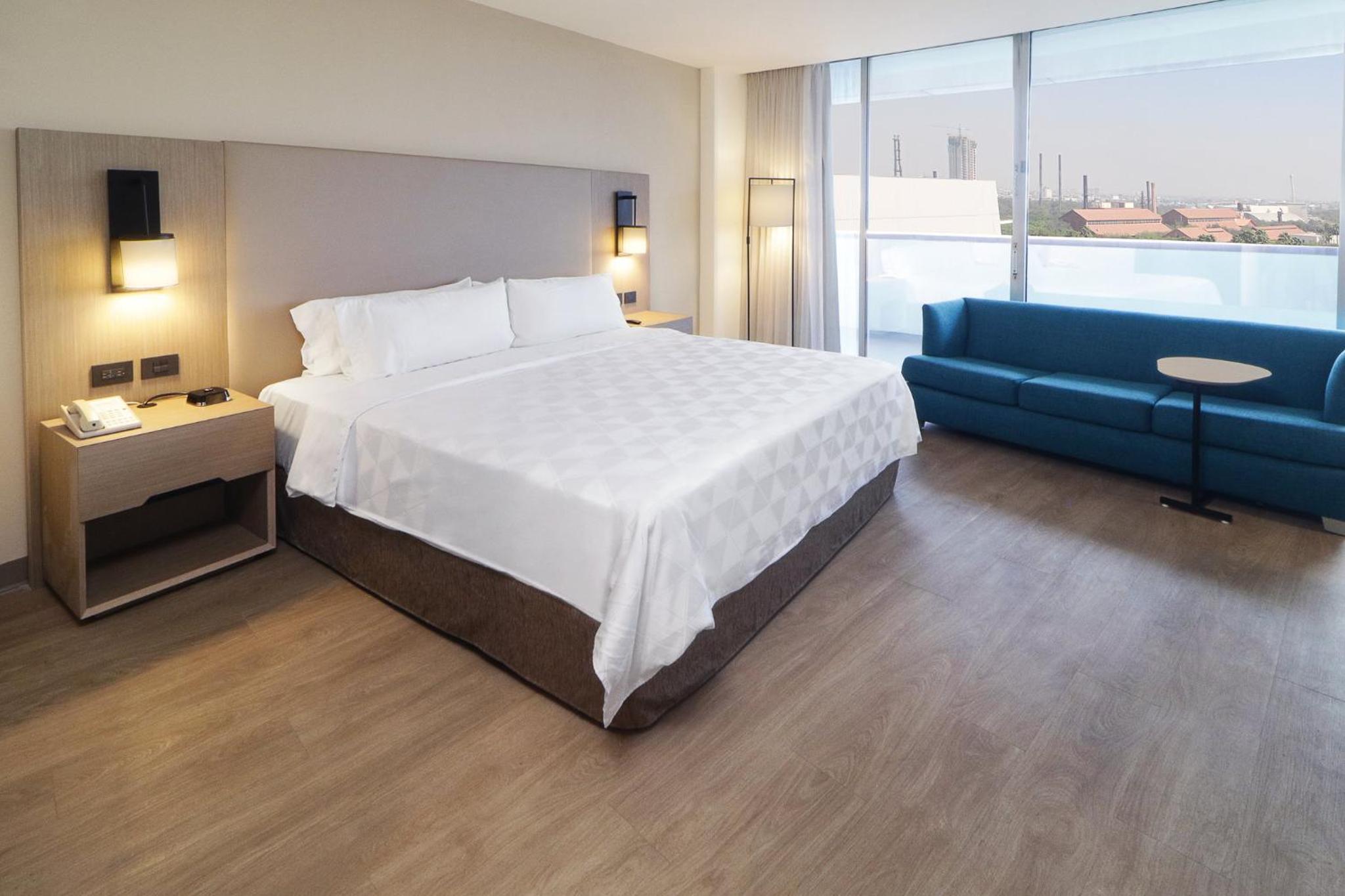 Standard King Room with Balcony - Photo 1