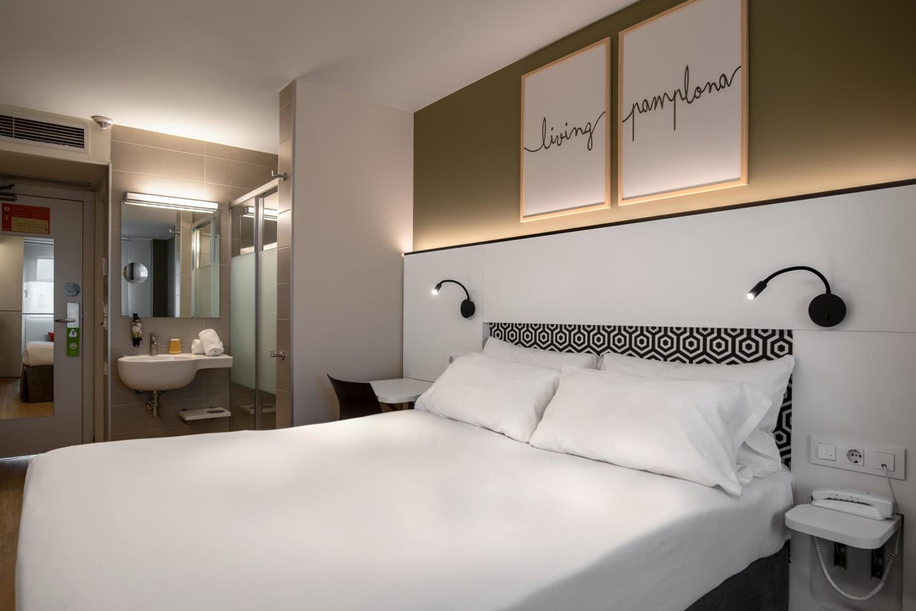 Double or Twin Room - Photo 7