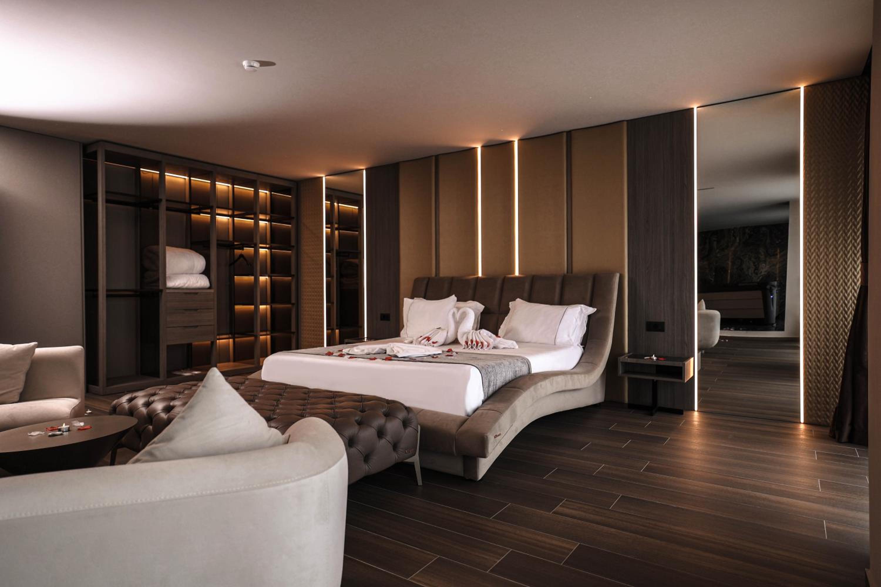 Suite with Hot Tub