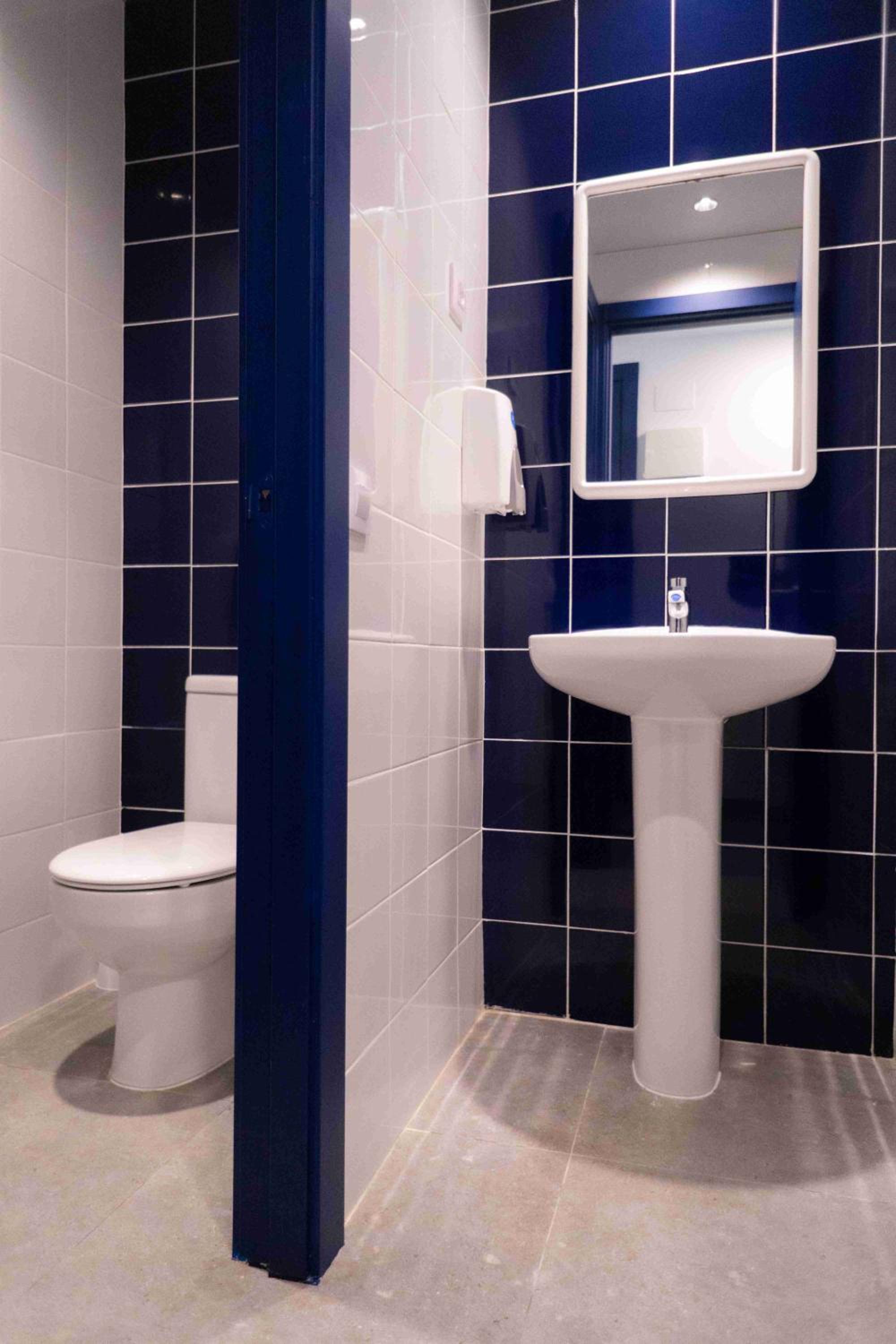 Quadruple Room with Private Bathroom photo 2
